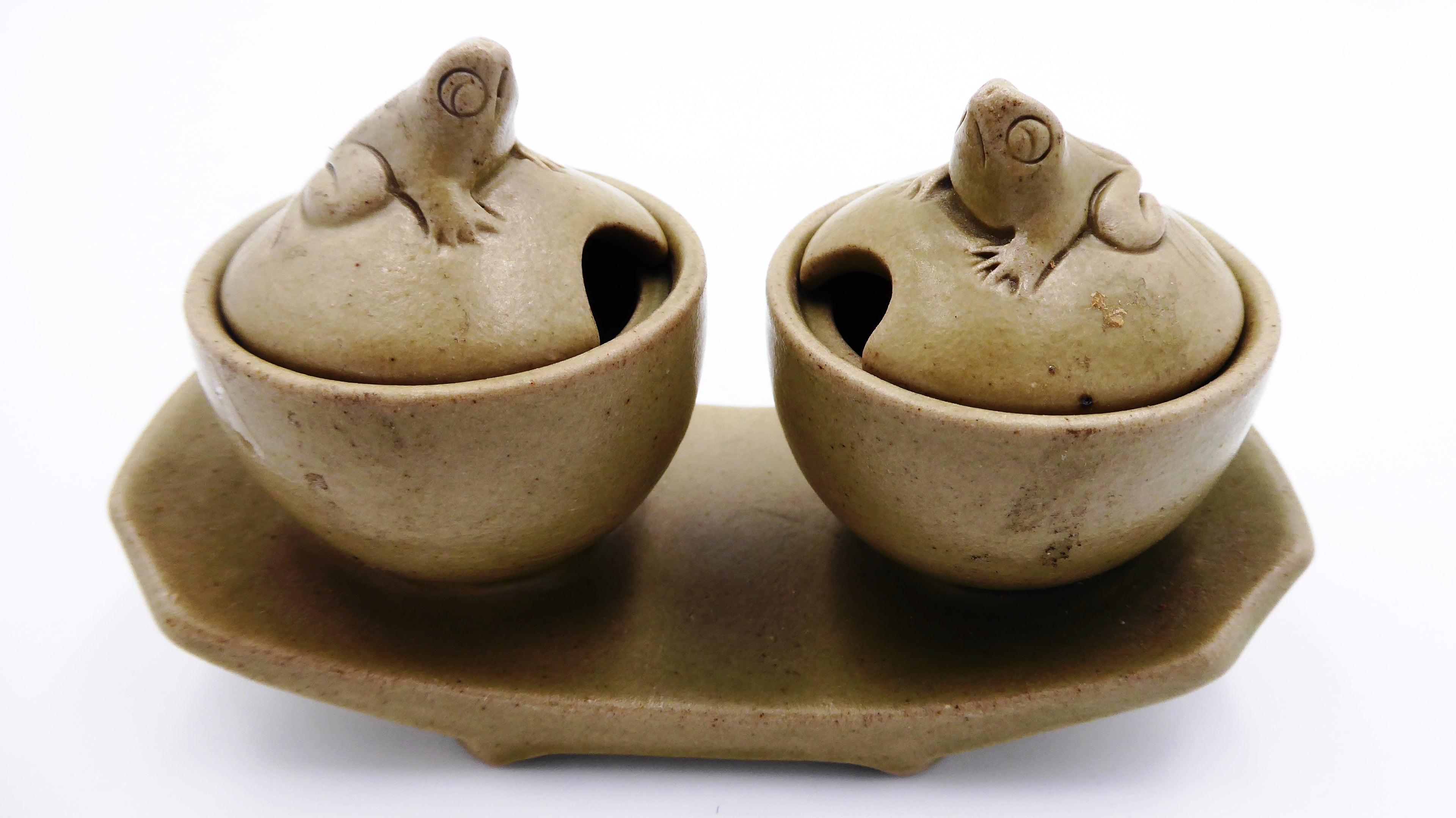 Couple formant salière et poivrière en céramique mate