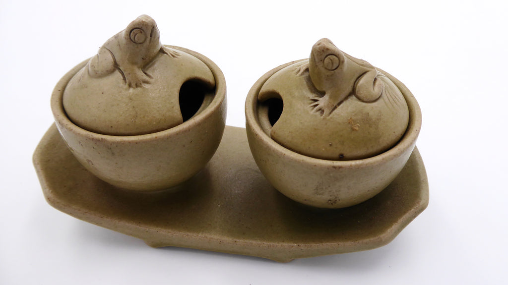 Couple formant salière et poivrière en céramique mate