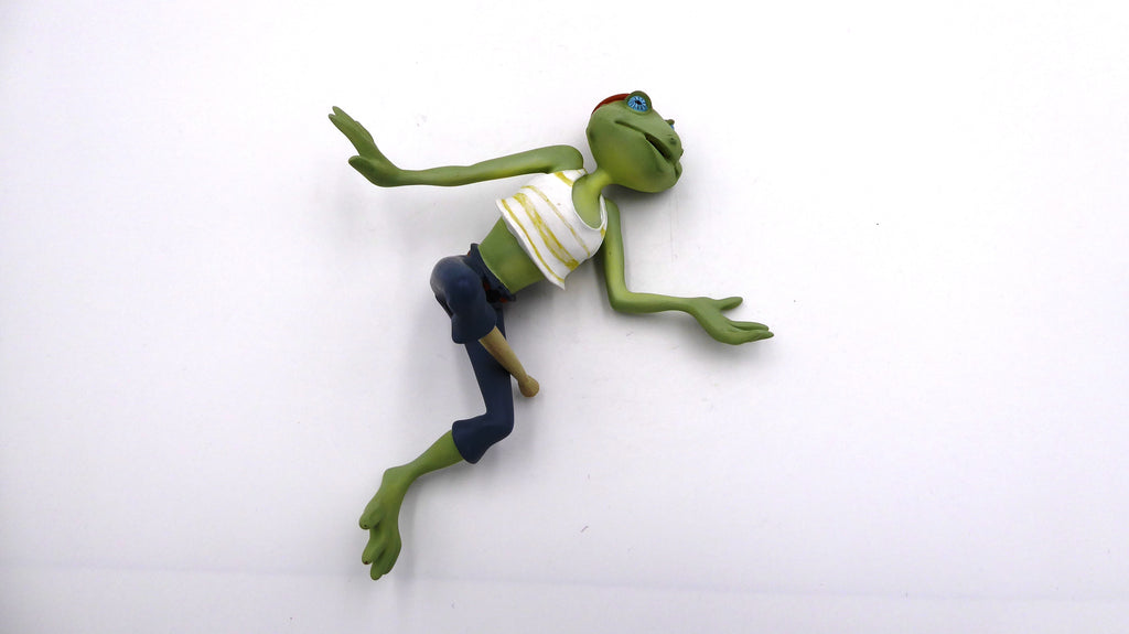 La grenouille au tee-shirt court  et jambe de bois signé MARIE LOS