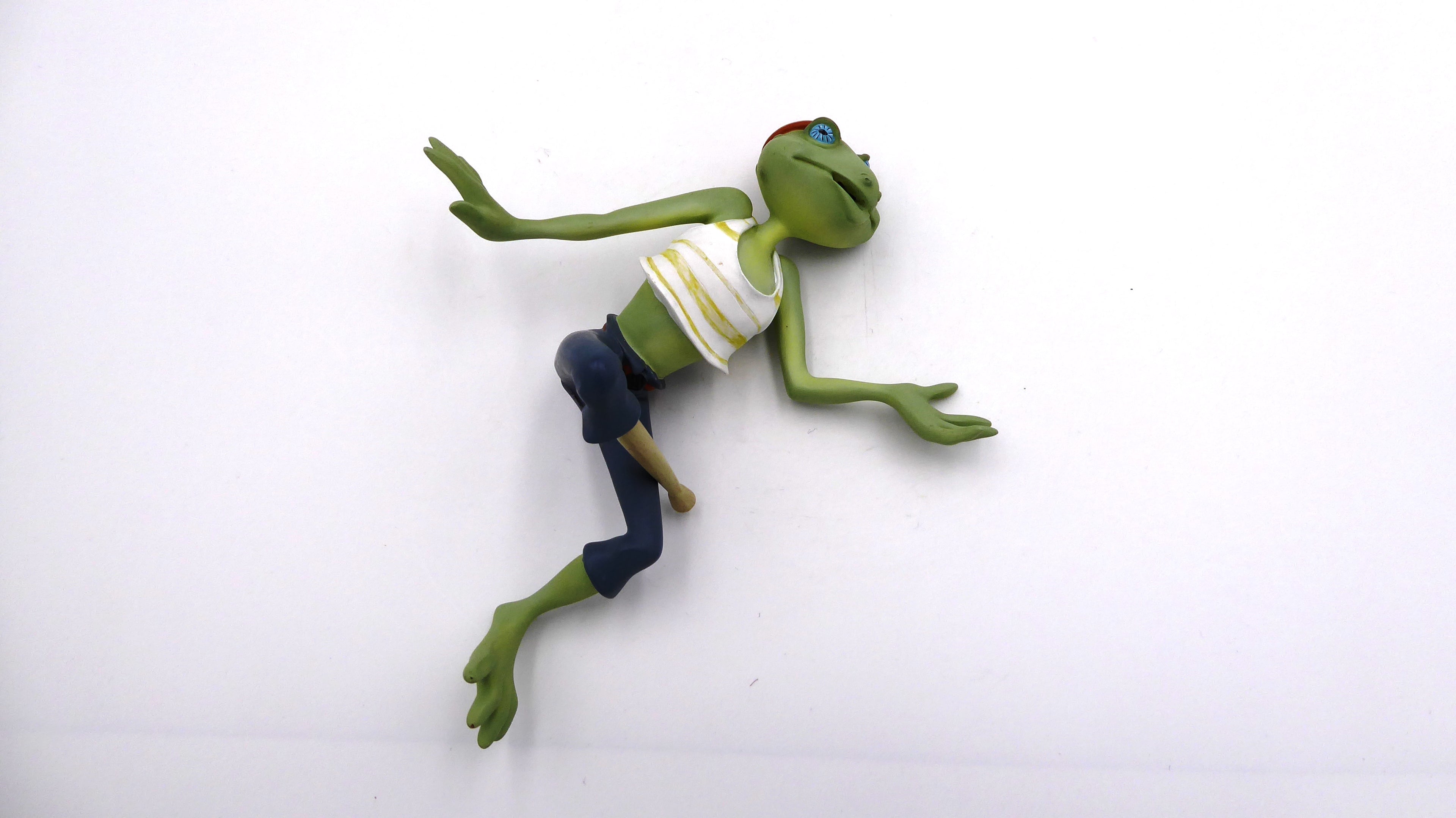 La grenouille au tee-shirt court  et jambe de bois signé MARIE LOS