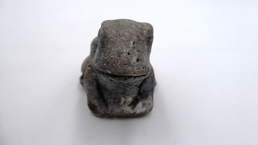 Grenouille en pierre grise