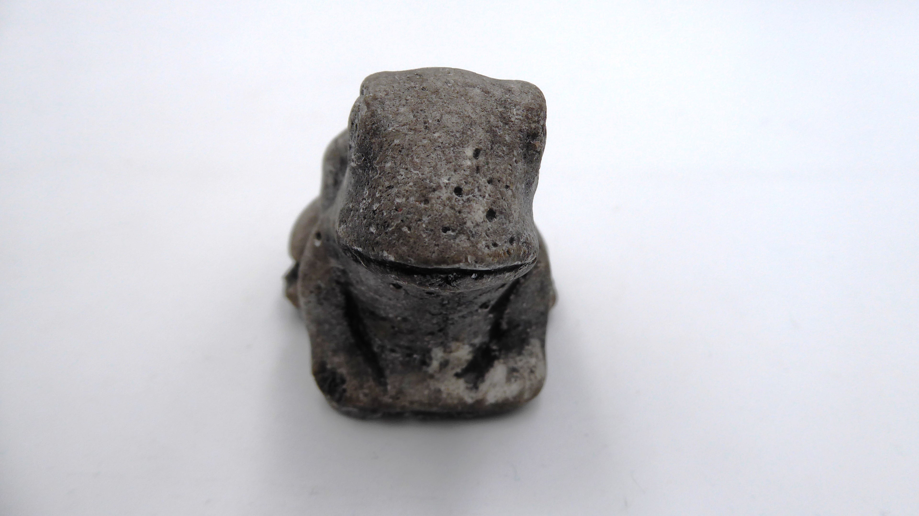Grenouille en pierre grise