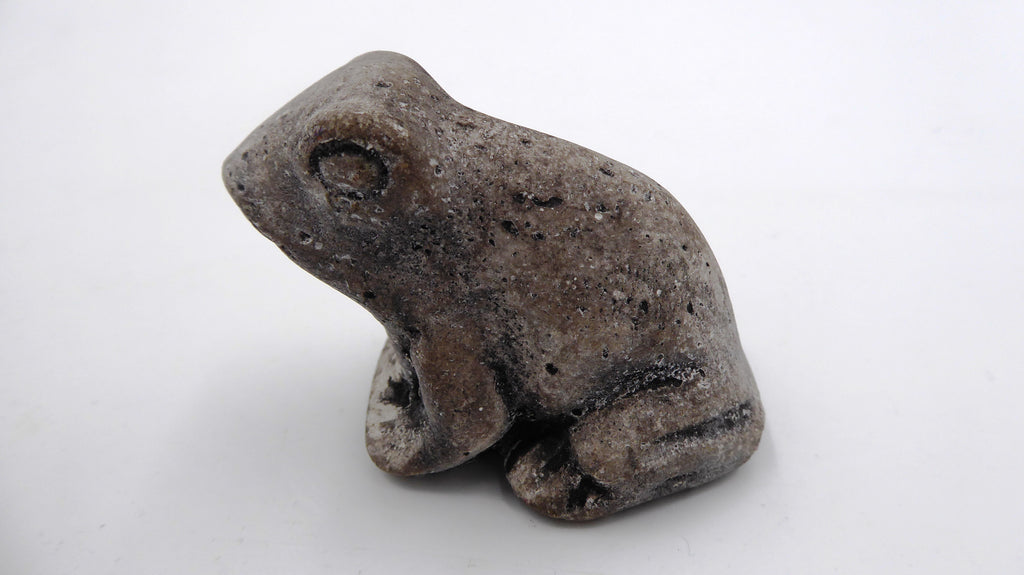 Grenouille en pierre grise