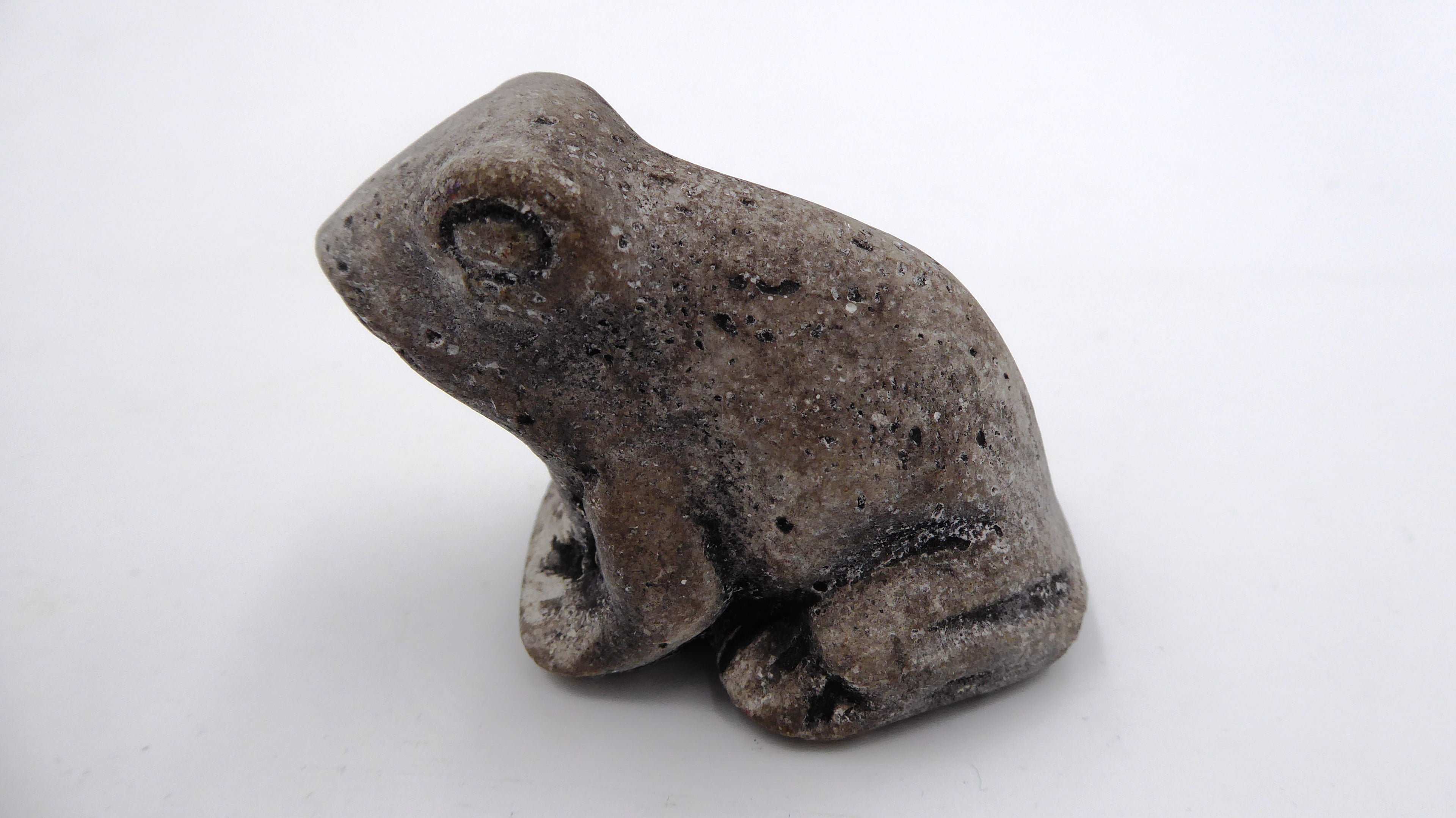 Grenouille en pierre grise