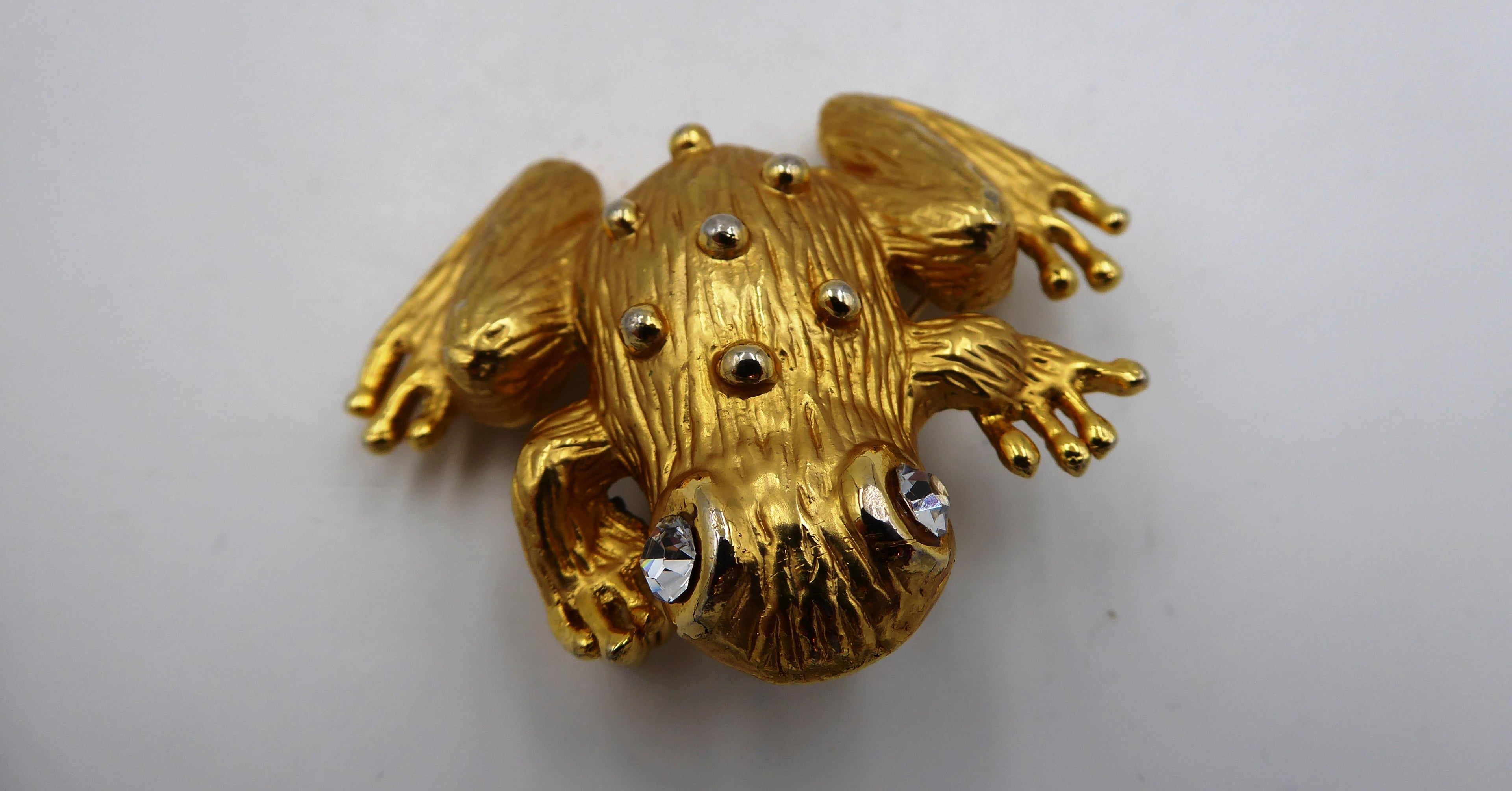 Broche grenouille en laiton doré aux yeux diamanté
