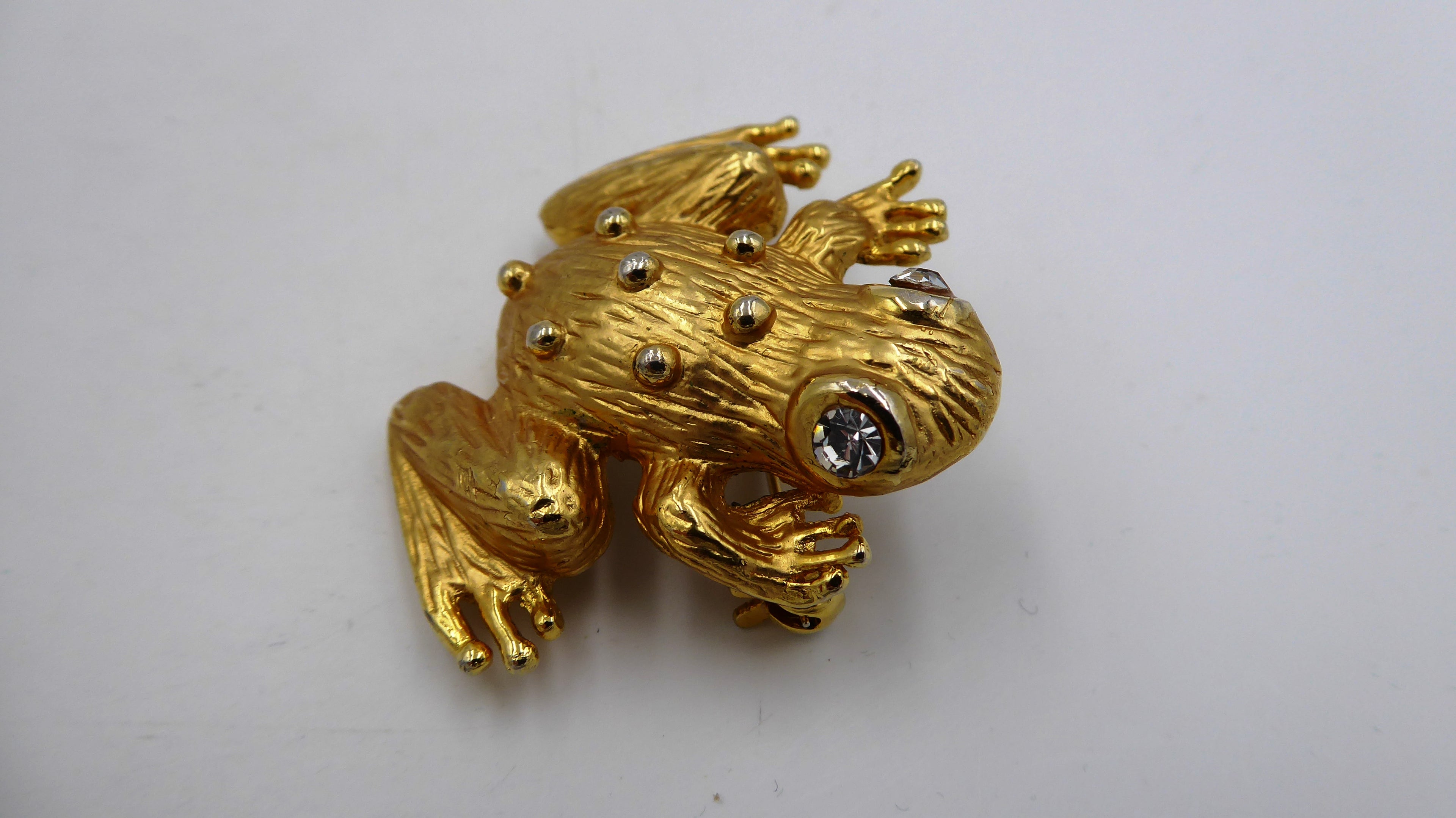 Broche grenouille en laiton doré aux yeux diamanté
