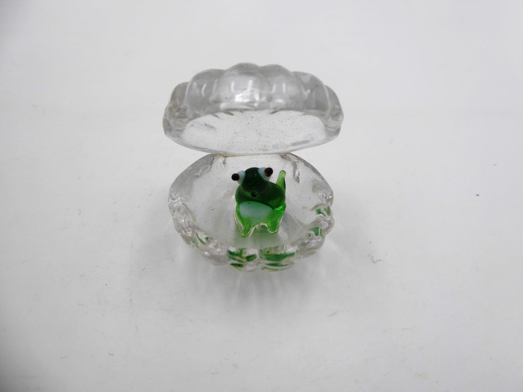 Grenouille dans une coquille Saint-Jacques en verre