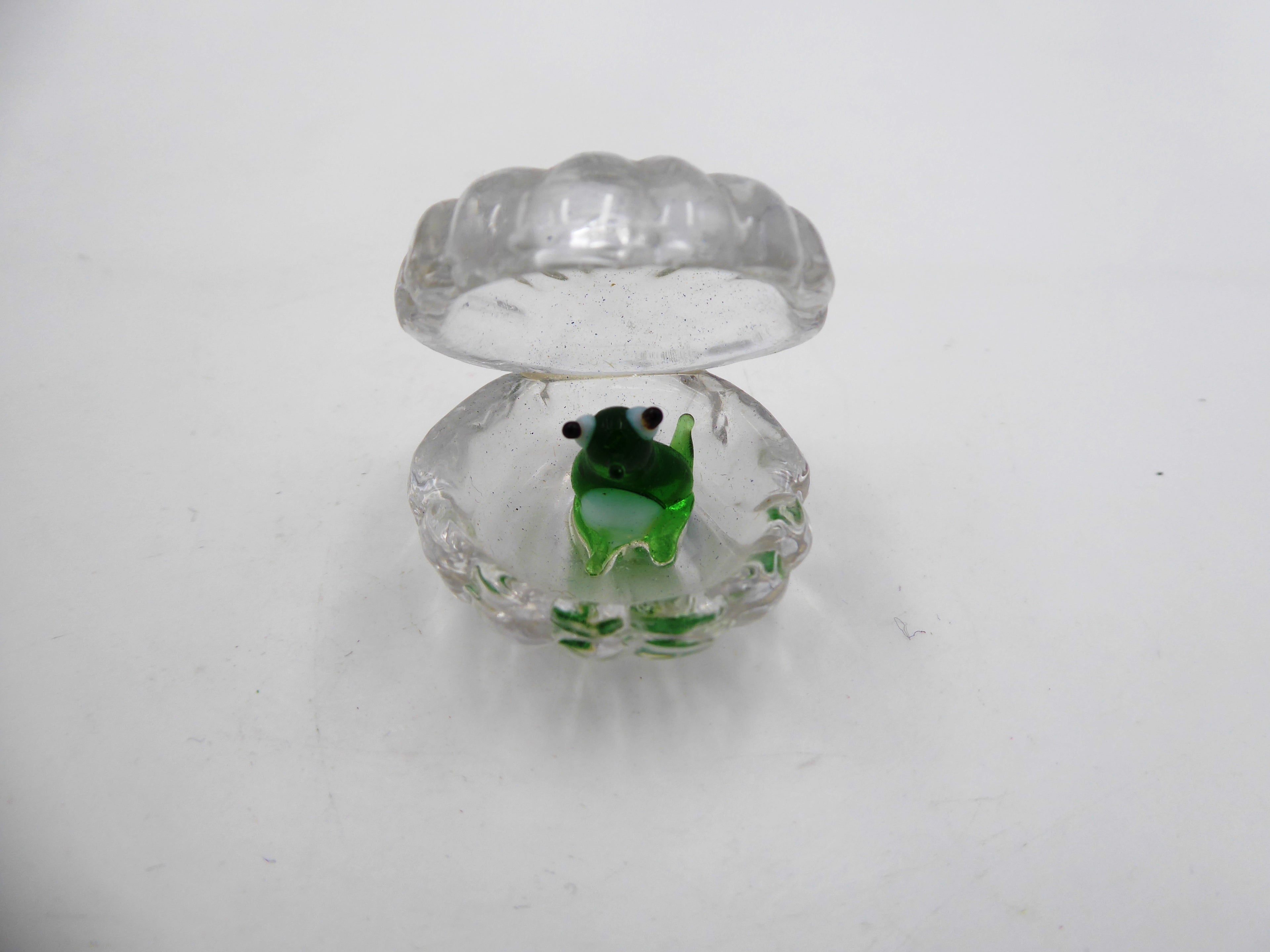Grenouille dans une coquille Saint-Jacques en verre