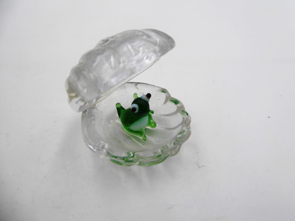 Grenouille dans une coquille Saint-Jacques en verre