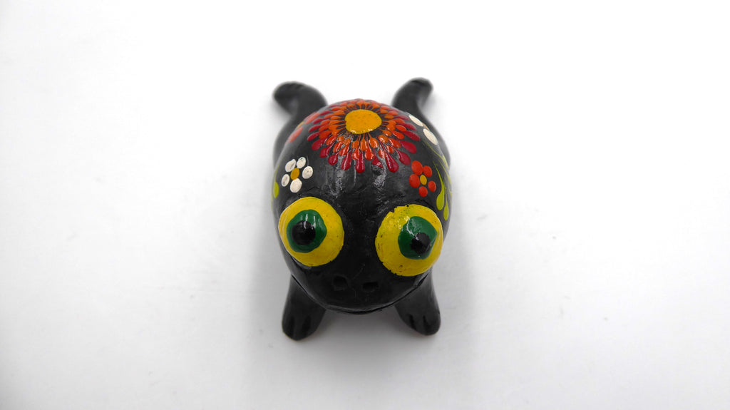 Petite grenouille noire peinture fleurs à la main