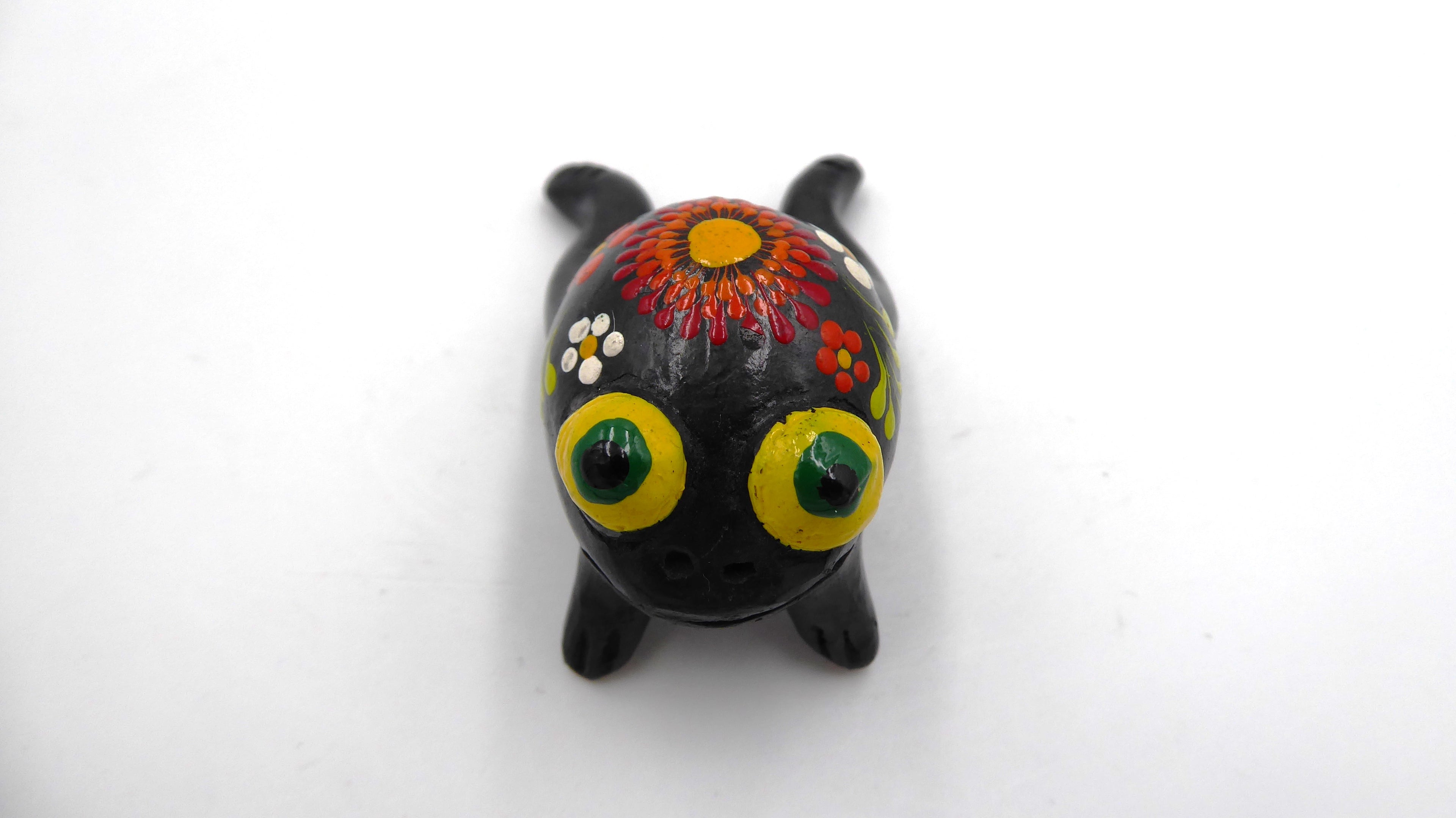 Petite grenouille noire peinture fleurs à la main