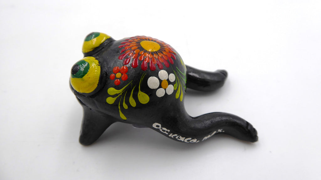 Petite grenouille noire peinture fleurs à la main