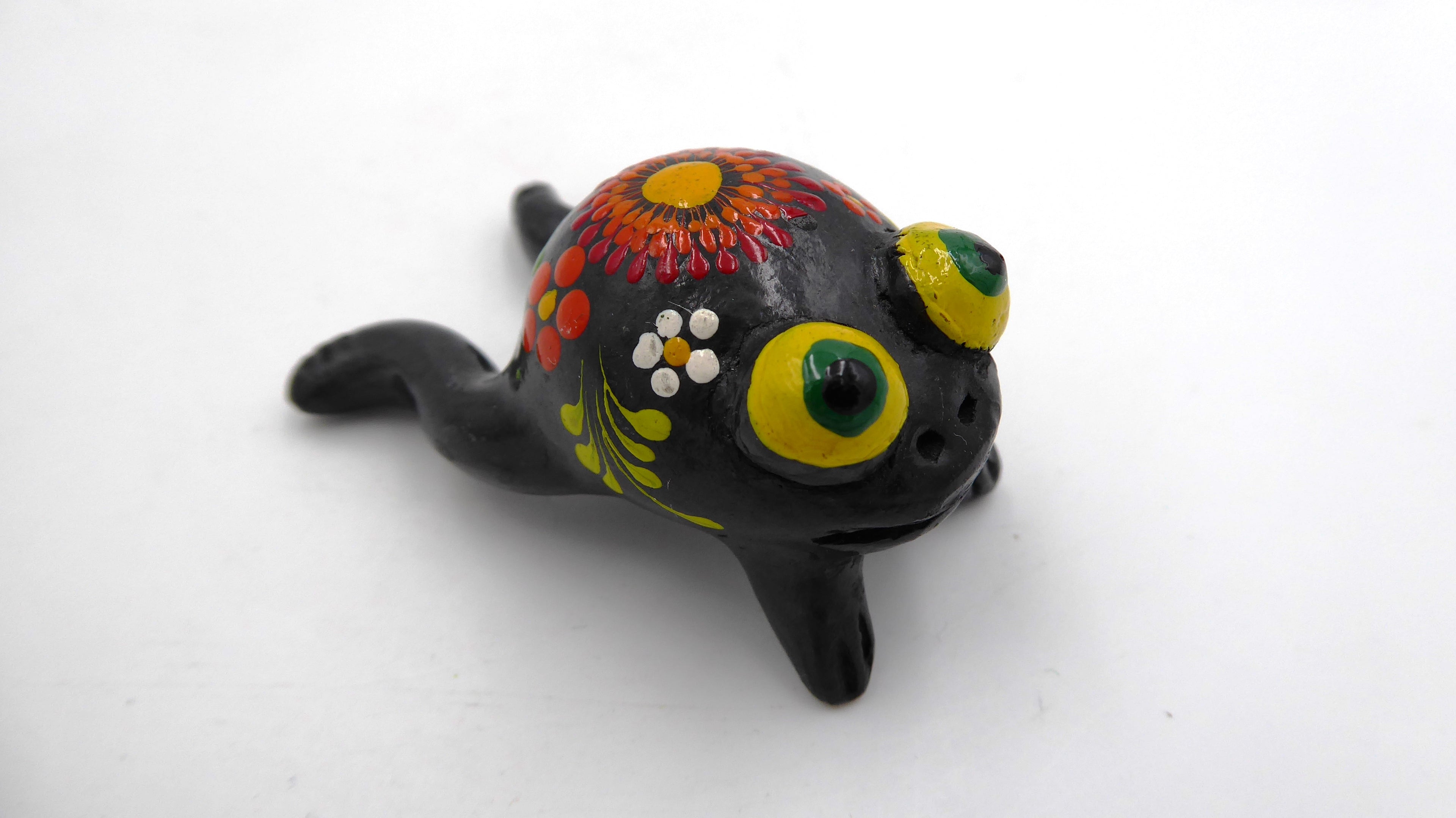 Petite grenouille noire peinture fleurs à la main