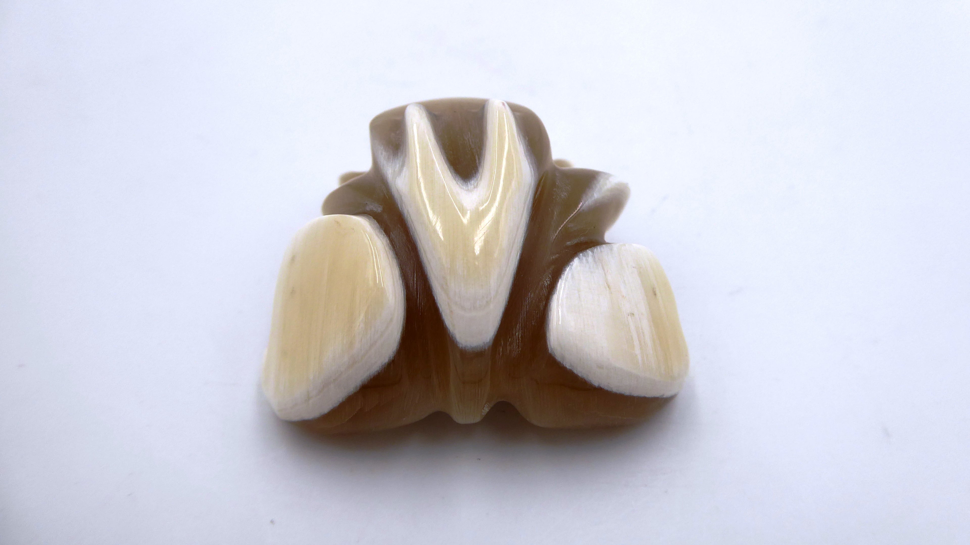 Grenouille en onyx teinte particulière travail soigné