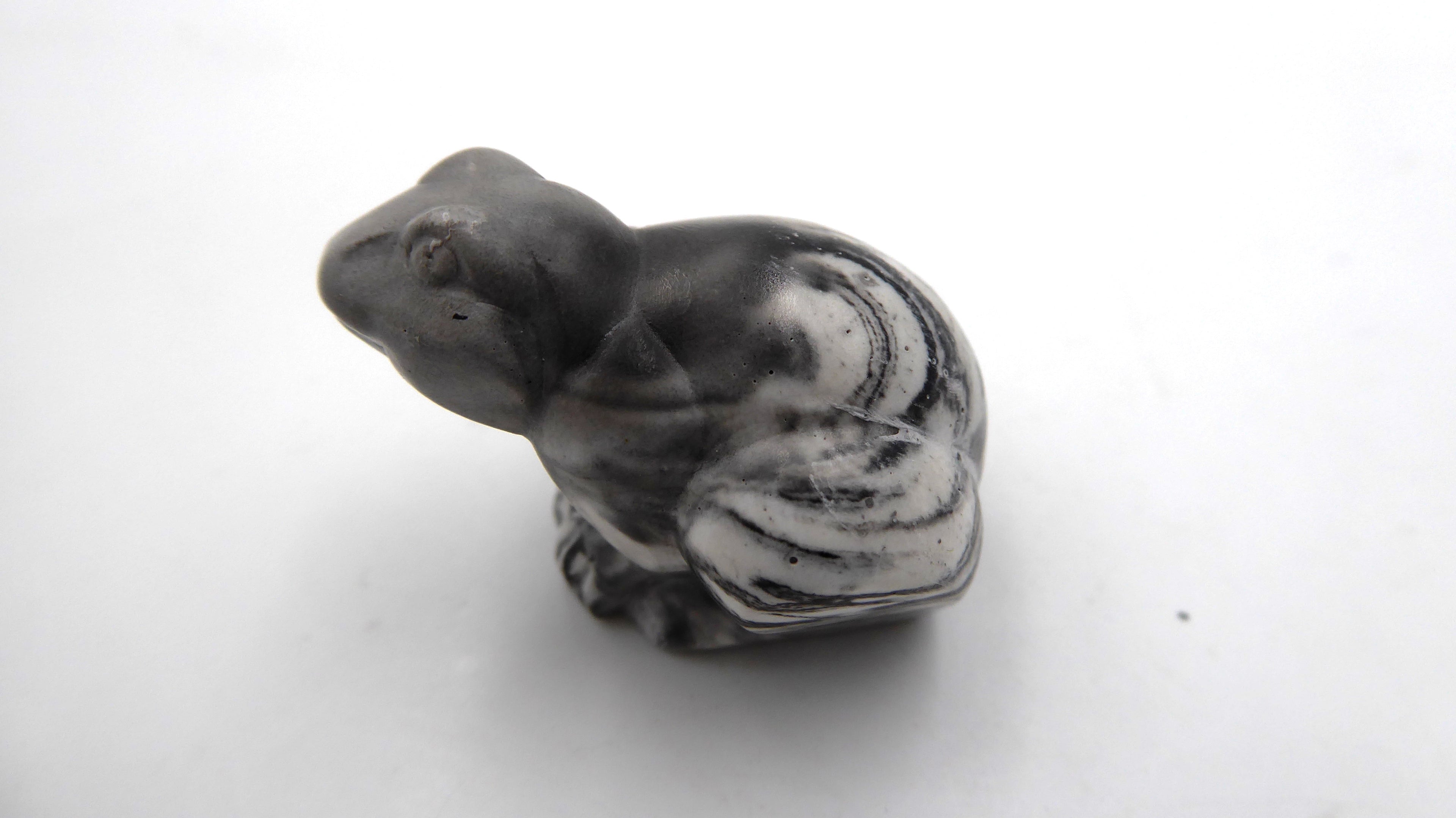 Petite grenouille en pierre blanche veiné