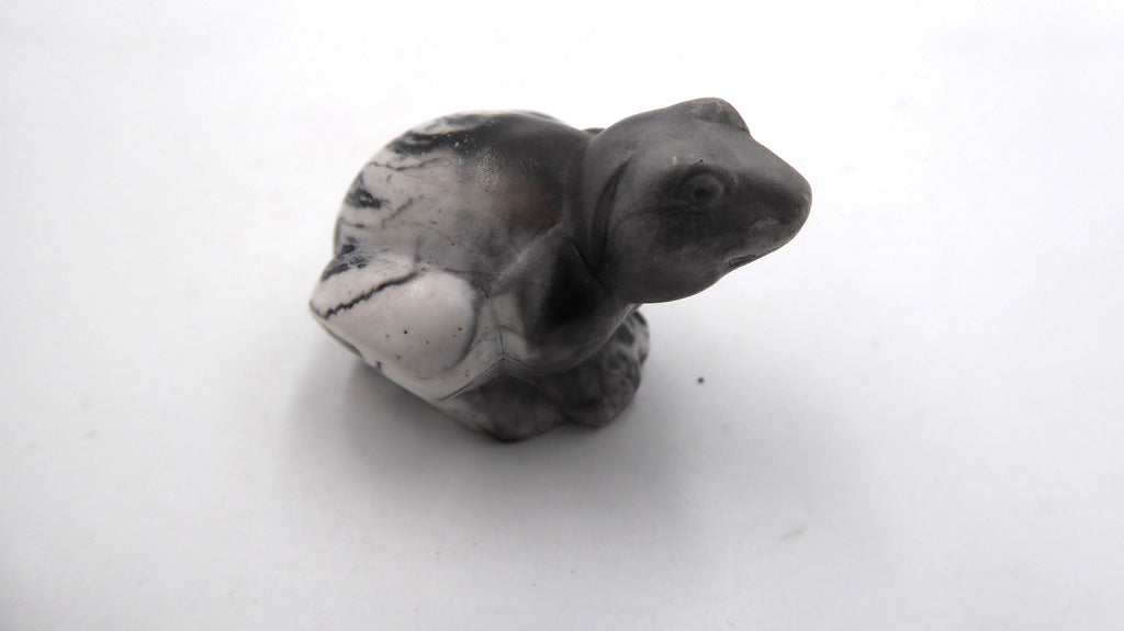 Petite grenouille en pierre blanche veiné