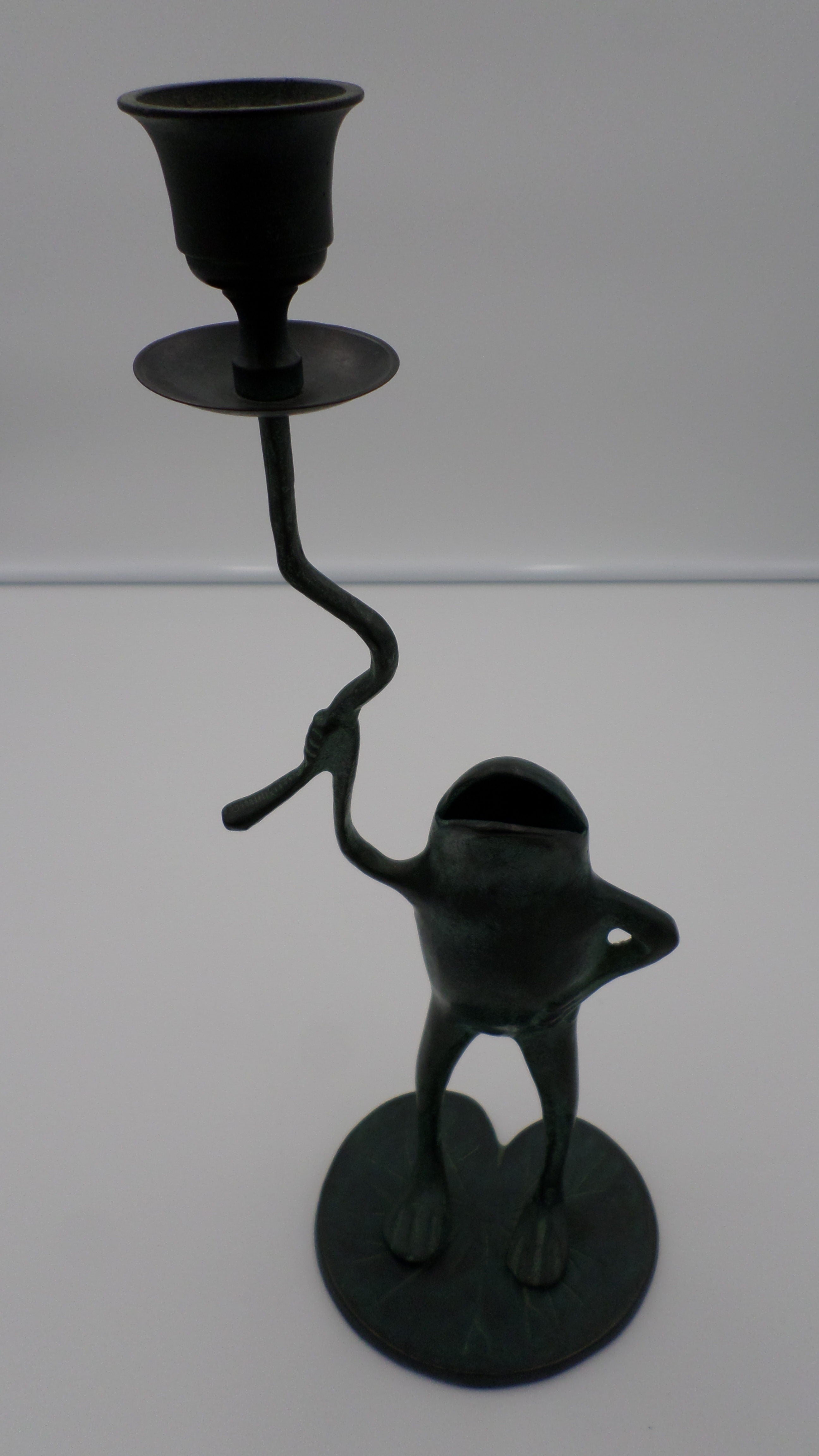Sur un nénuphar grenouille bougeoir en bronze