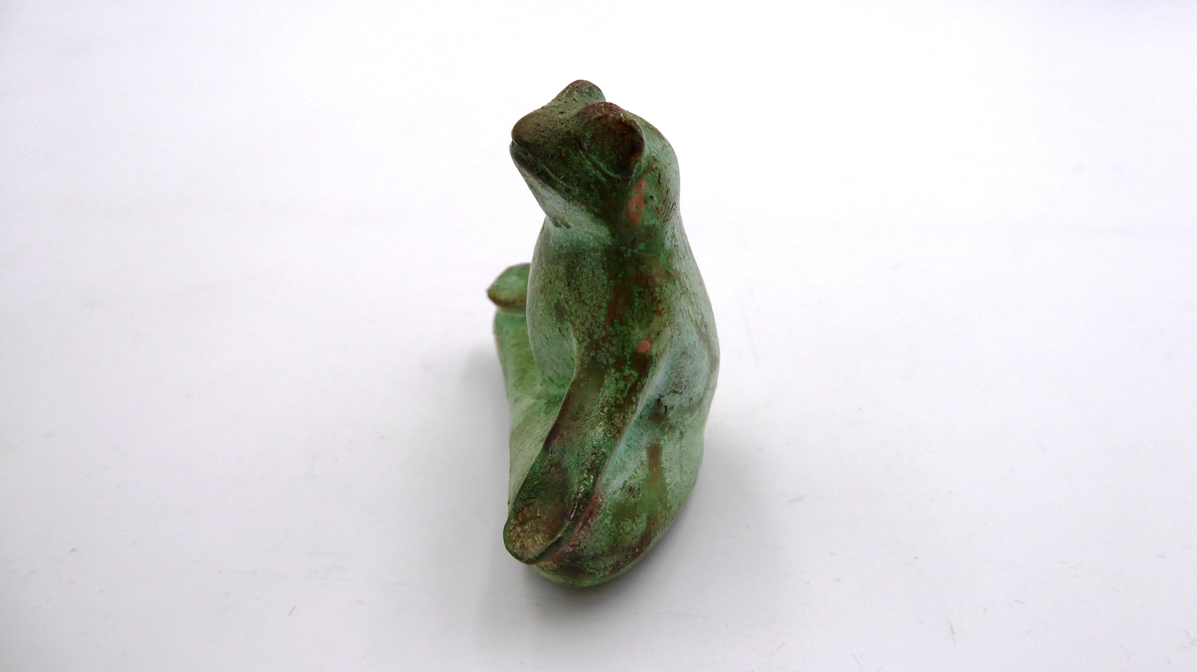 Grenouille en bois peint façon vieilli