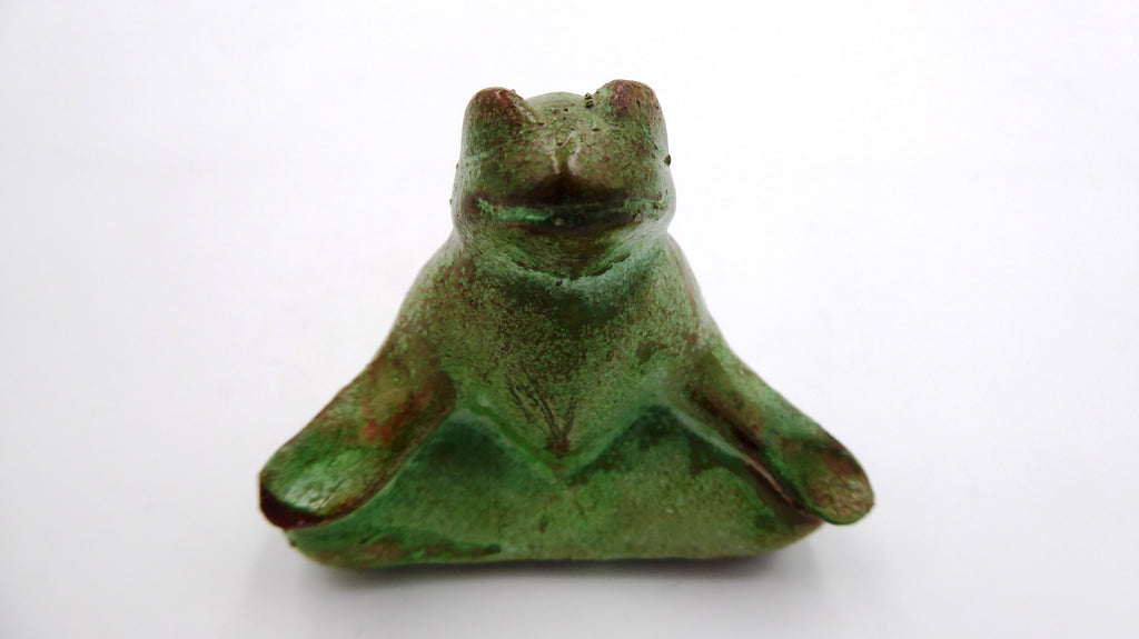 Grenouille en bois peint façon vieilli