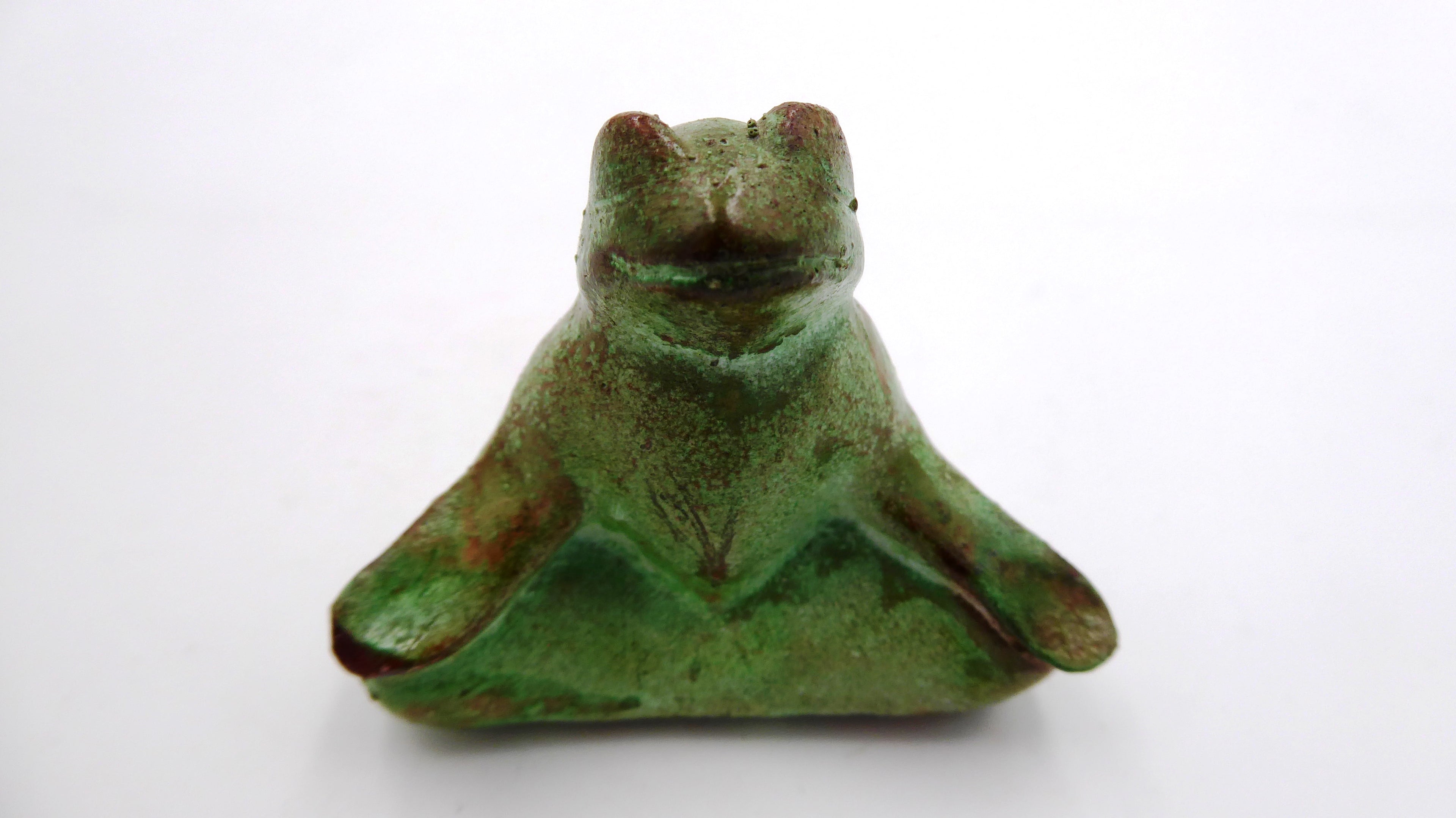 Grenouille en bois peint façon vieilli