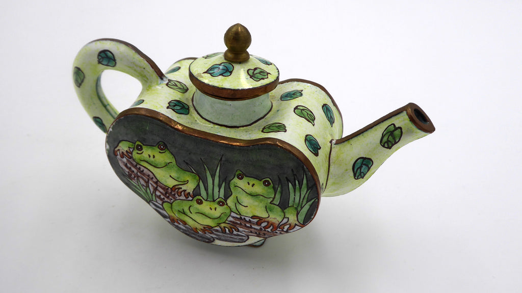 Très jolie petite théière en porcelaine peinte à la main