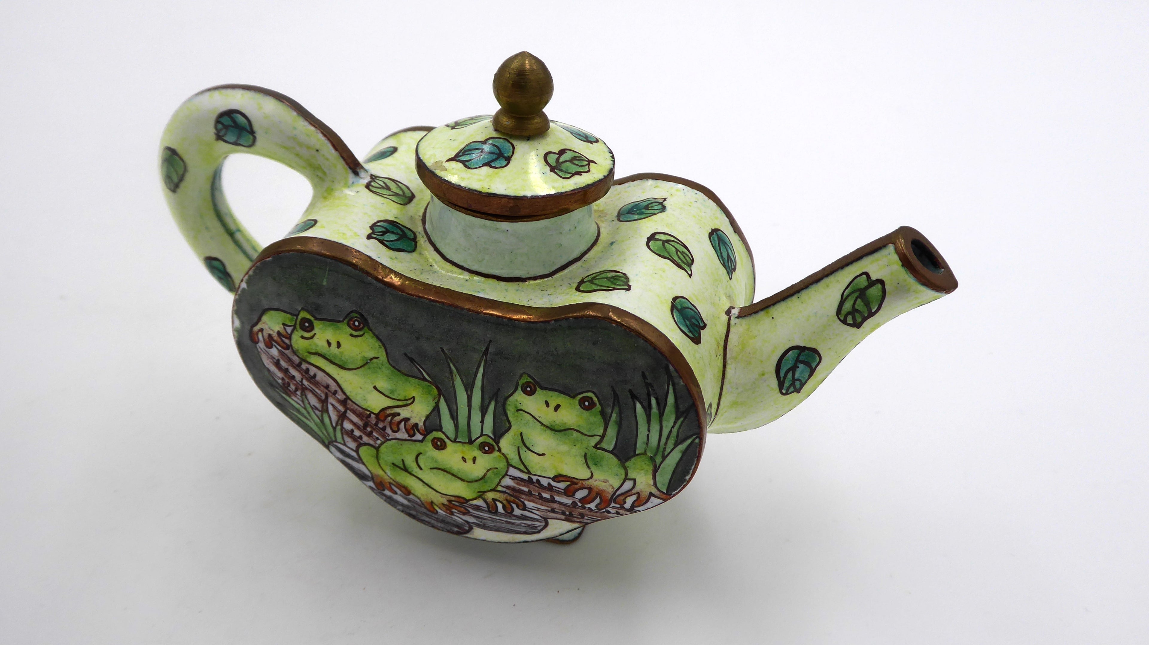 Très jolie petite théière en porcelaine peinte à la main