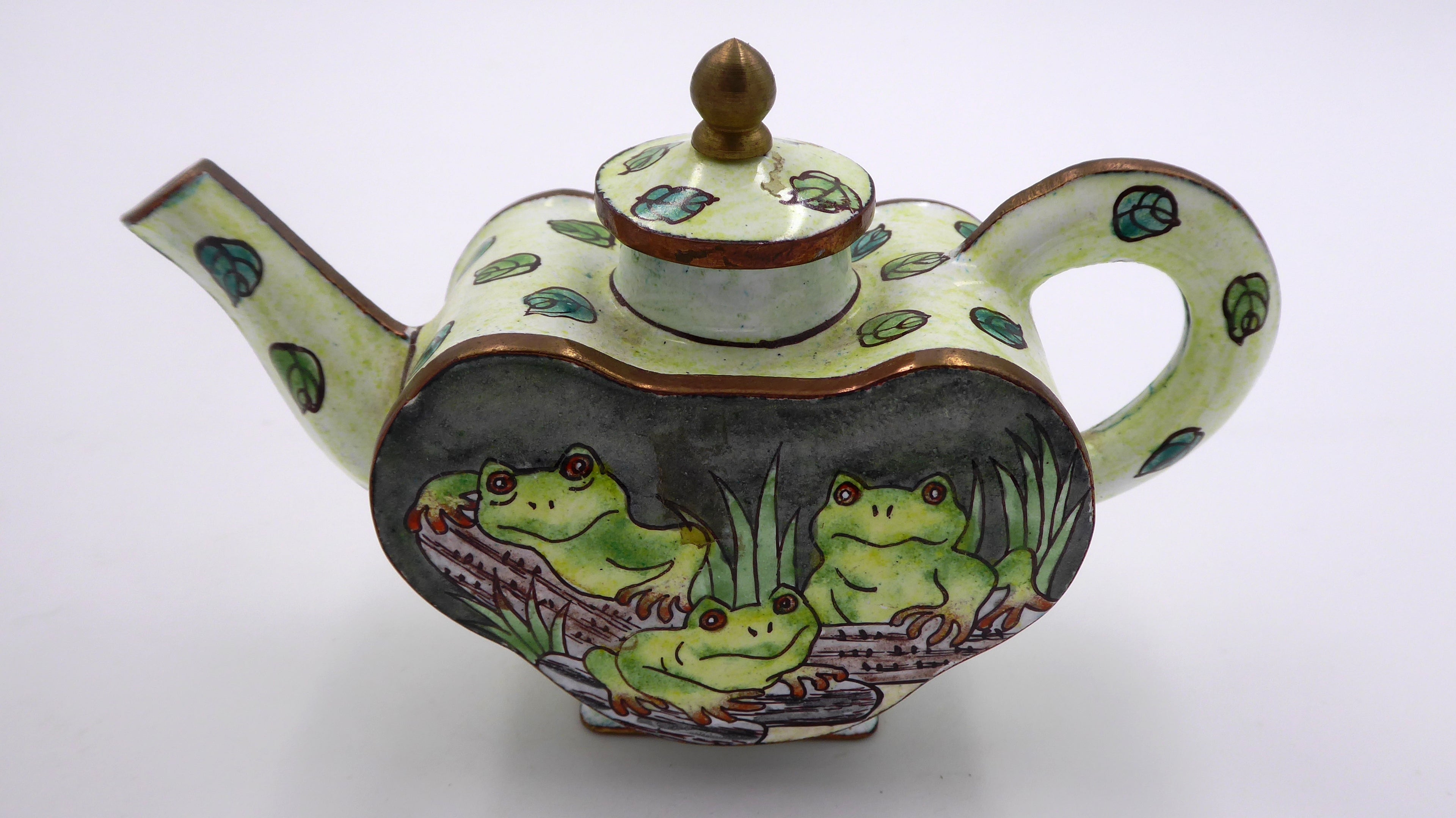 Très jolie petite théière en porcelaine peinte à la main
