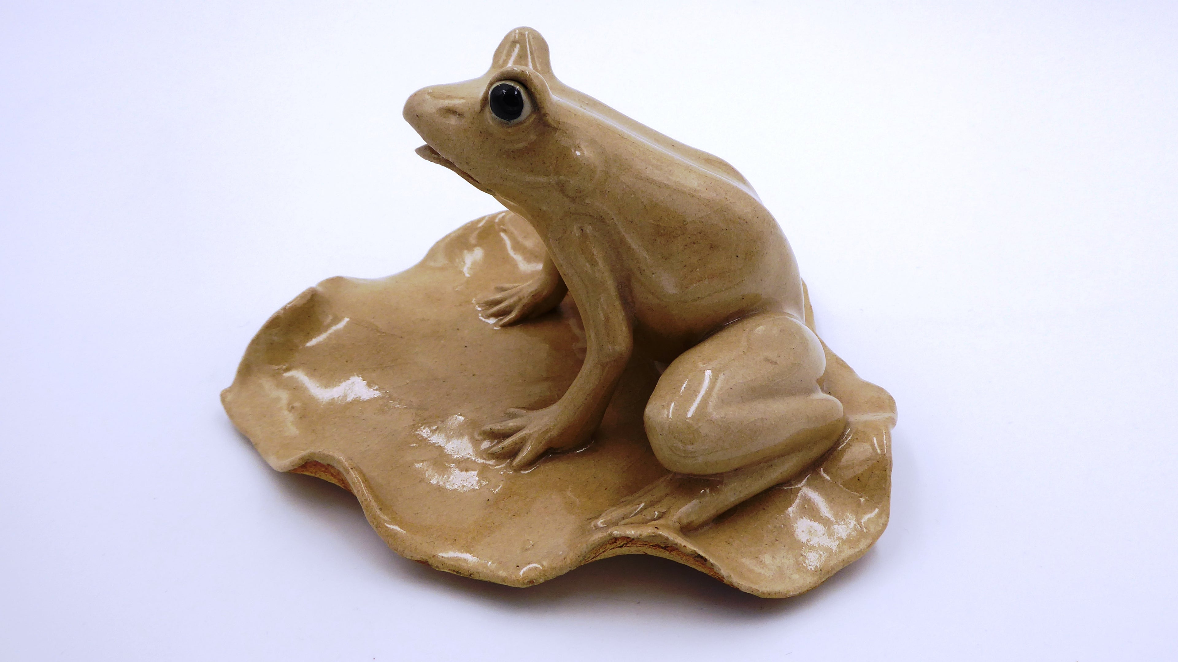 Céramique chinoise grenouille beige aux yeux noirs