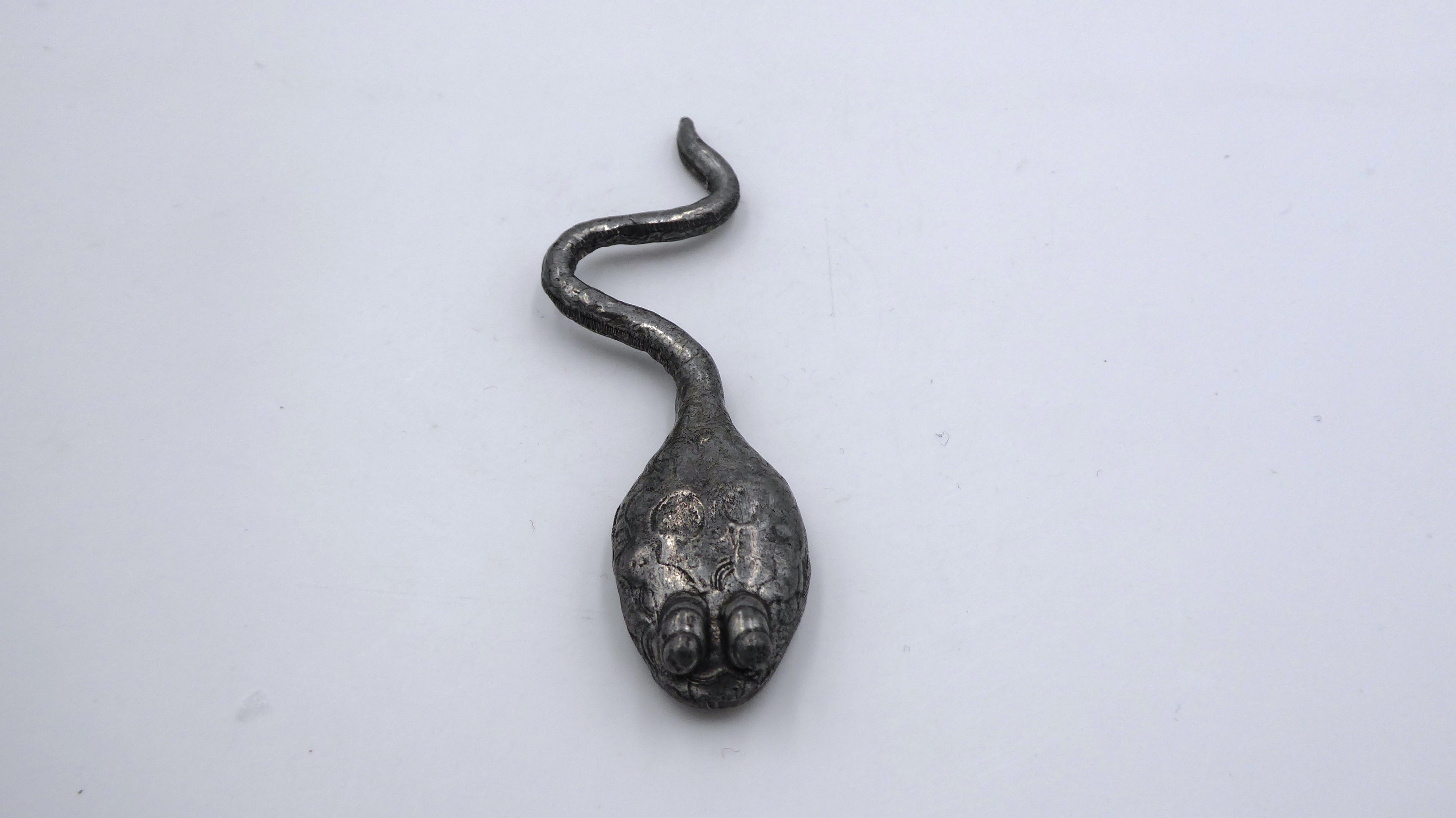 Grenouille serpentée en étain