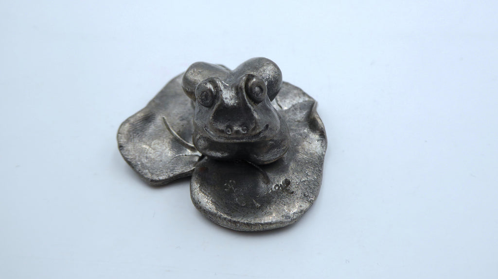 Grenouille en plomb sur un nénuphar