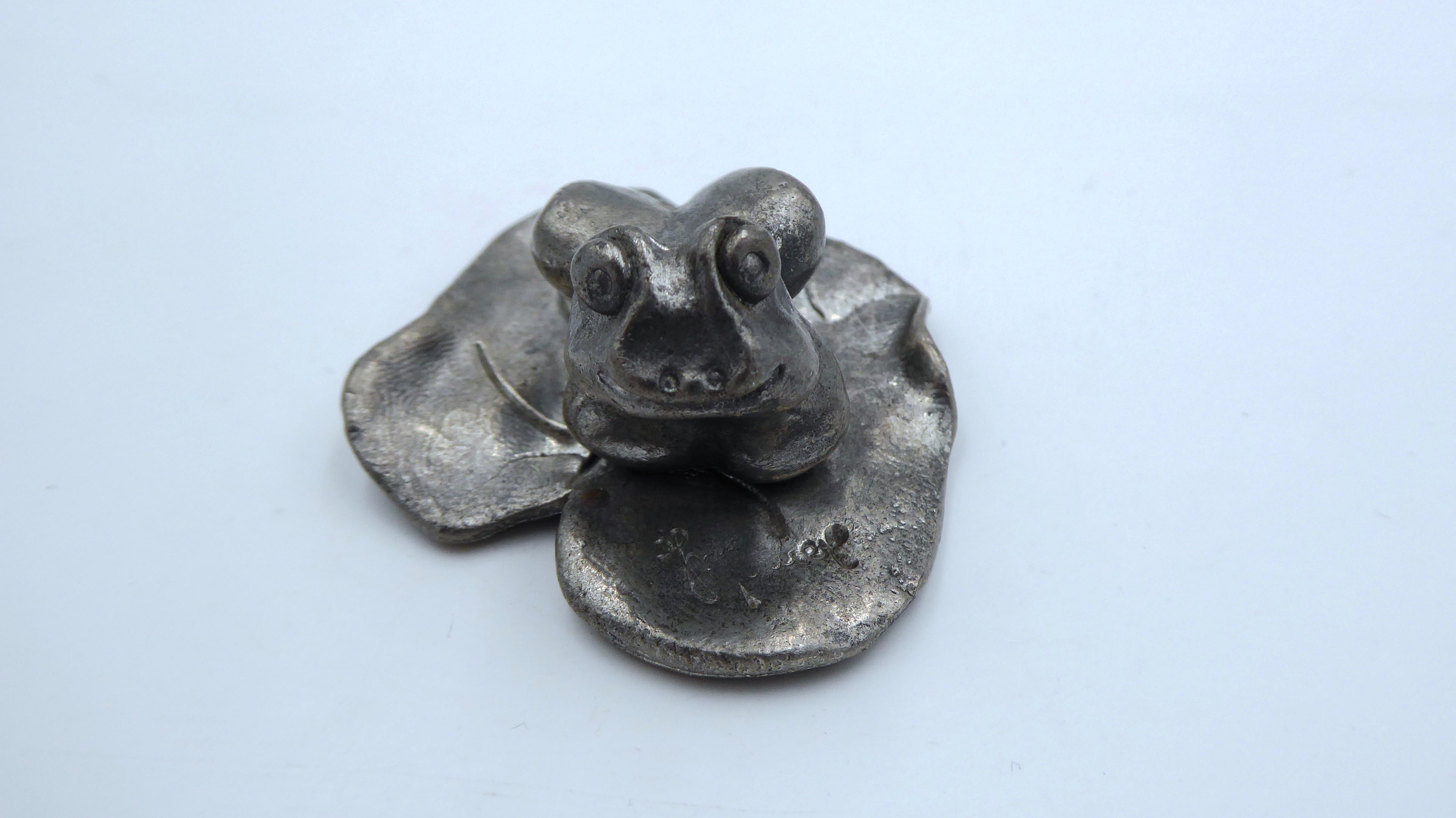 Grenouille en plomb sur un nénuphar