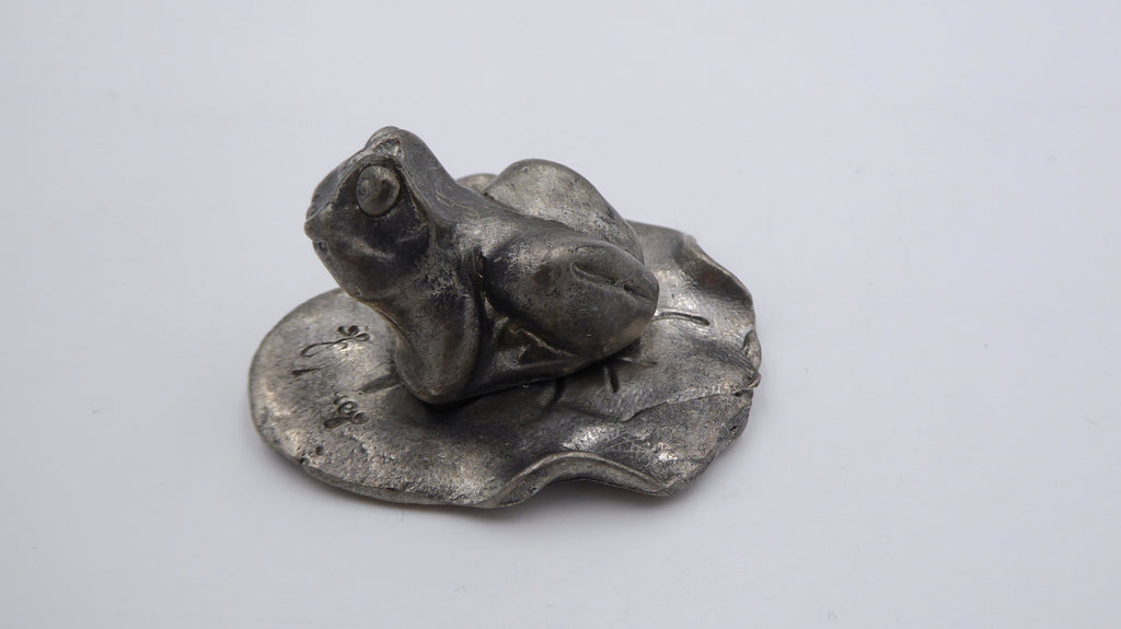 Grenouille en plomb sur un nénuphar
