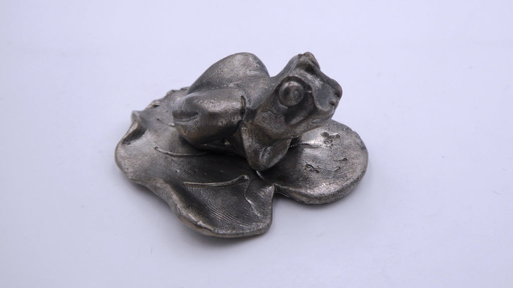 Grenouille en plomb sur un nénuphar