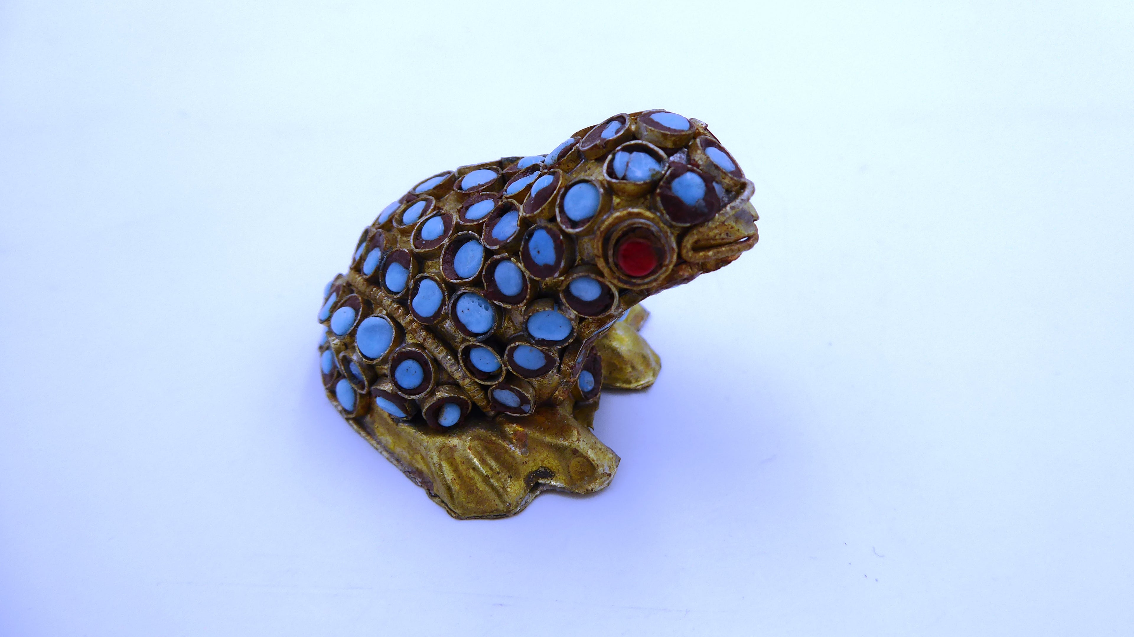 Vieille grenouille africaine en tôle laiton émaillée bleu ciel