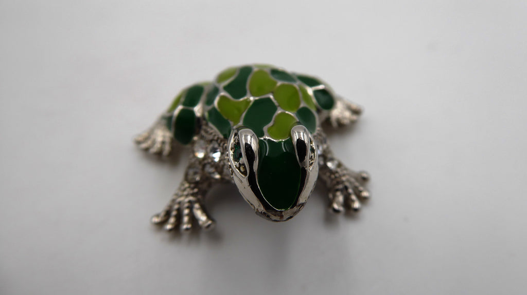 Petite grenouille en métal argenté émaillé et strass