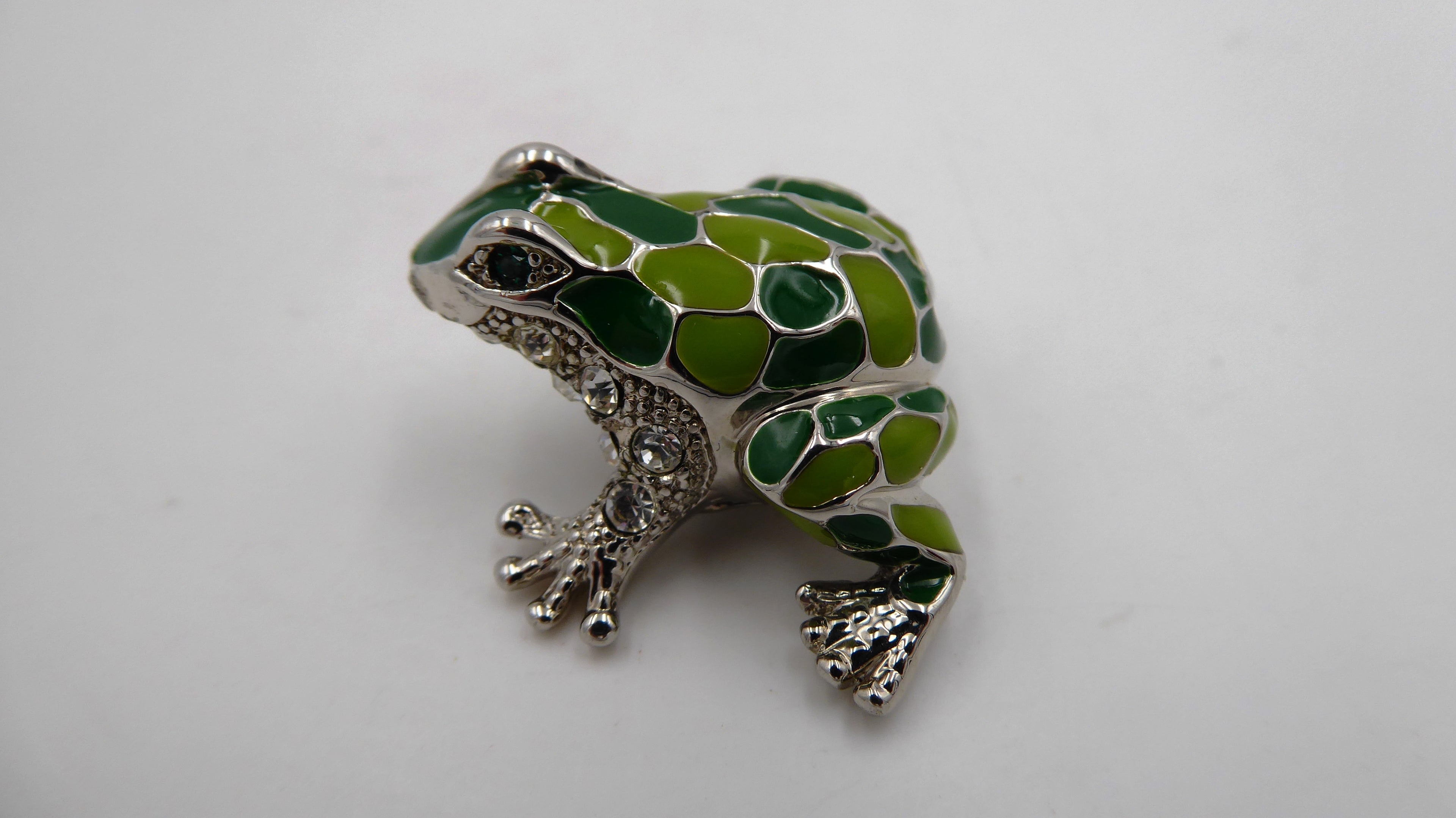 Petite grenouille en métal argenté émaillé et strass
