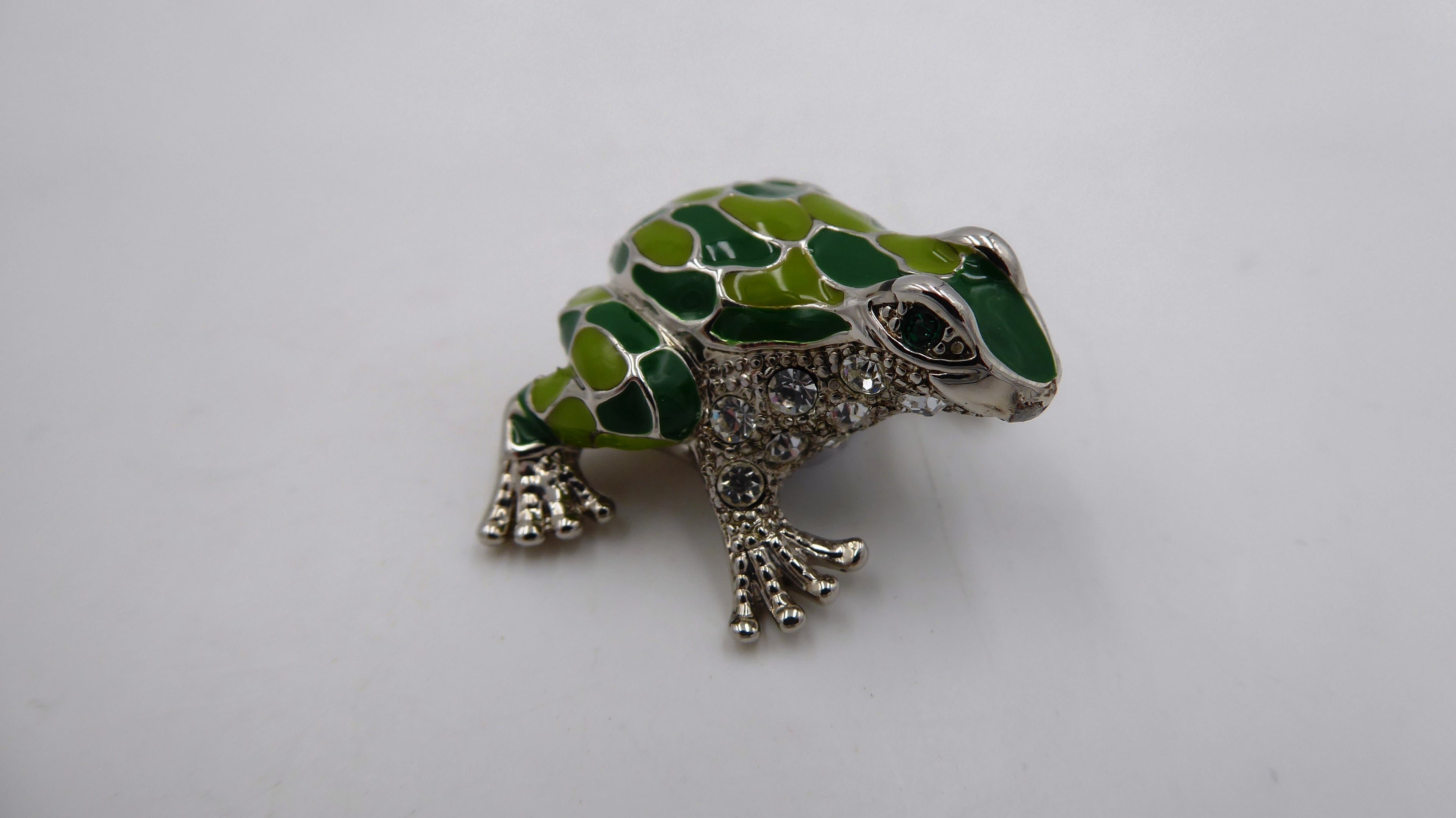 Petite grenouille en métal argenté émaillé et strass