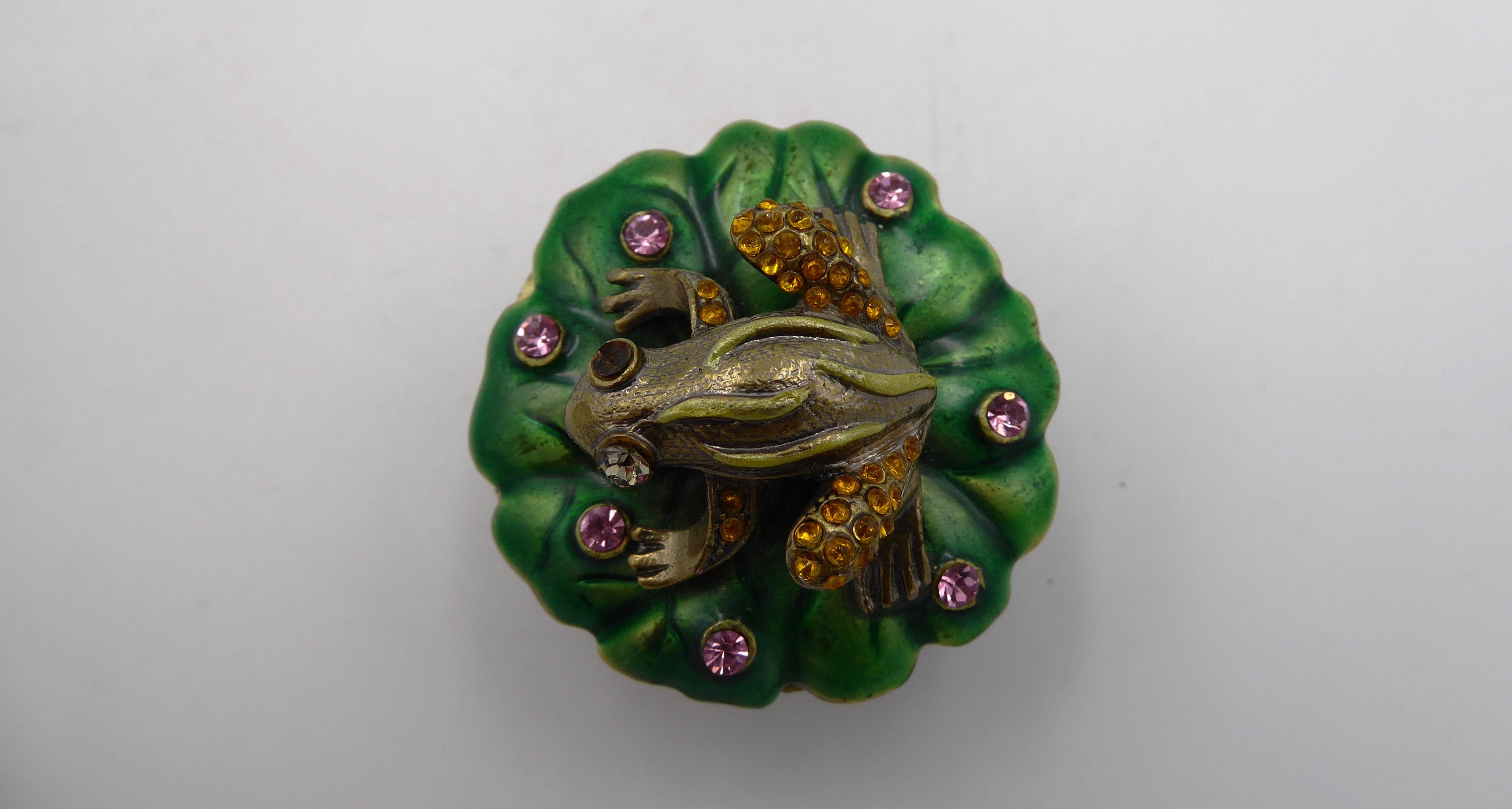 Superbe petite boite à bijoux en laiton émaillé et strass
