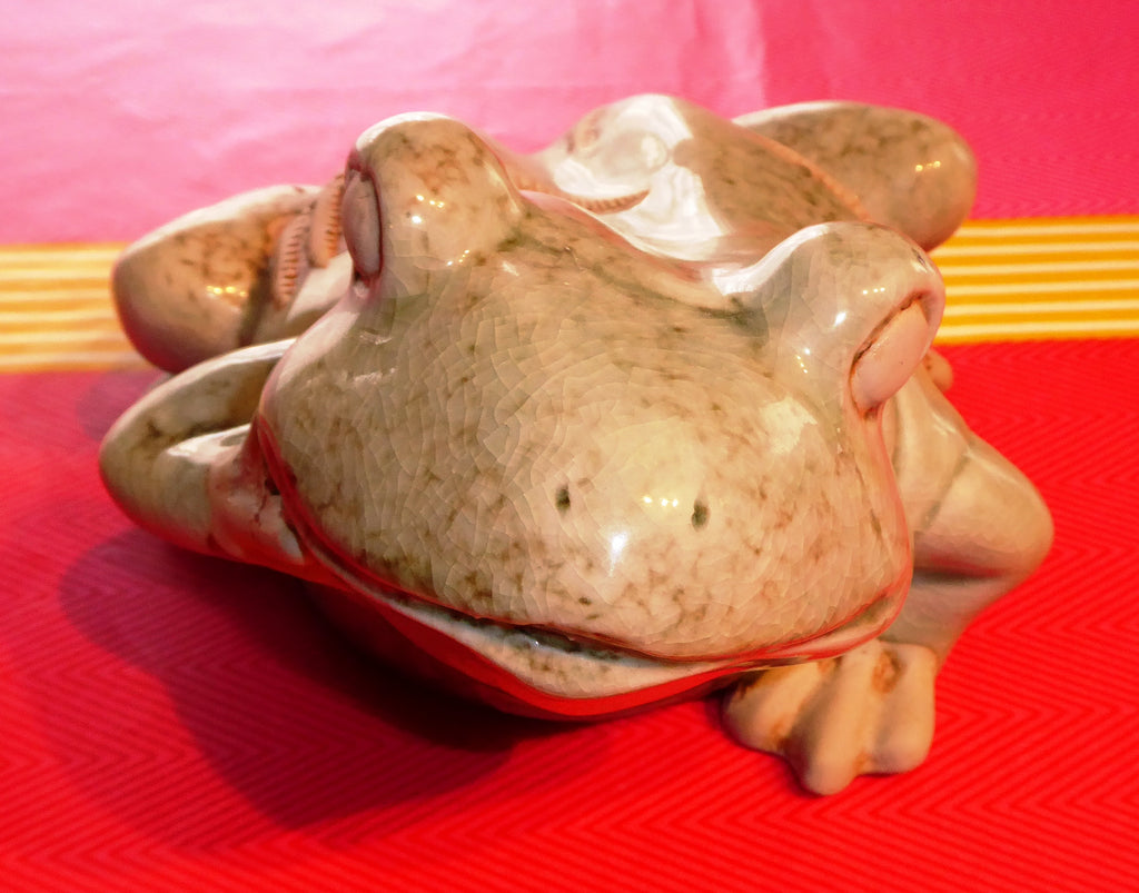 Grosse grenouille en céramique à motifs d'orties