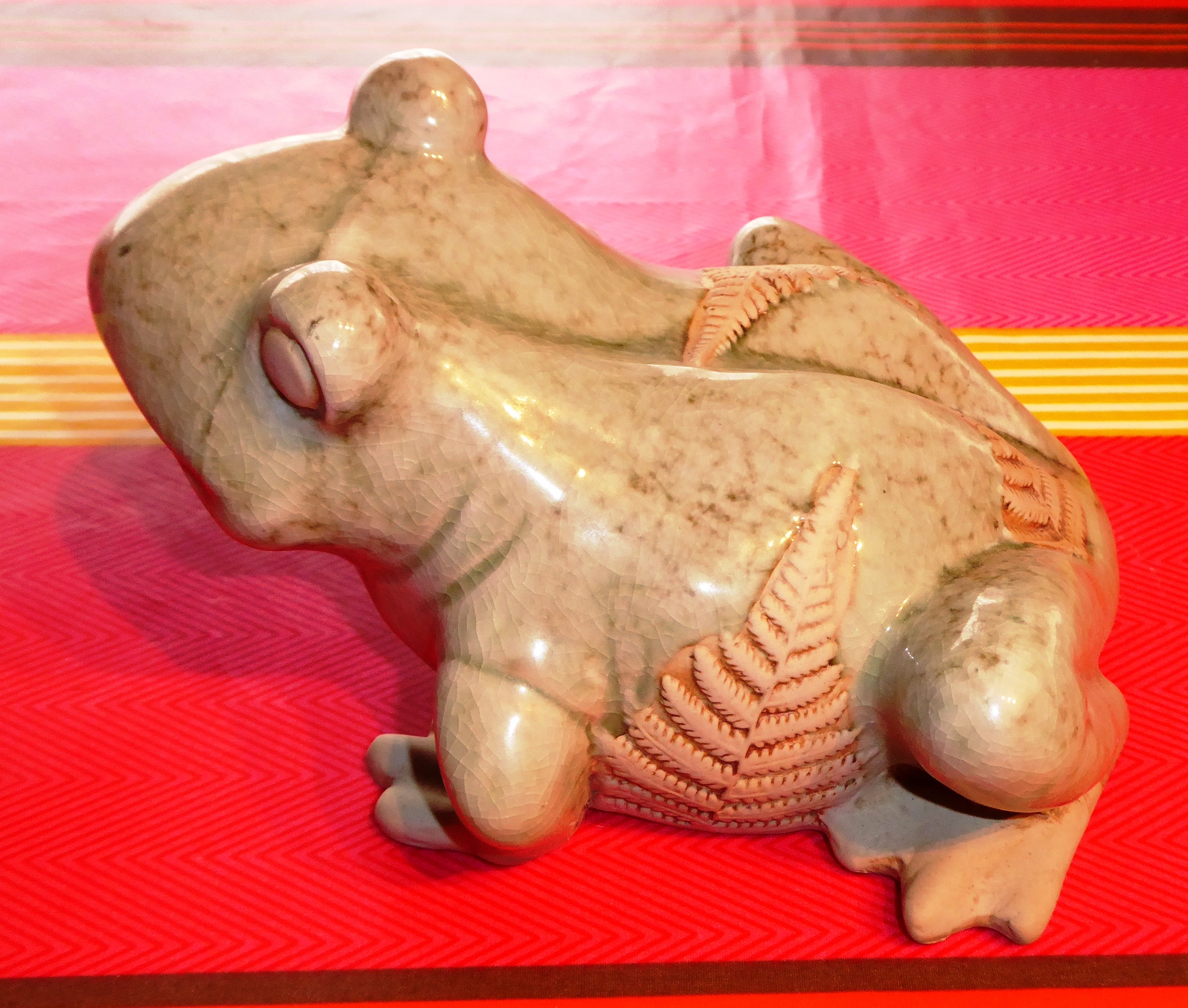 Grosse grenouille en céramique à motifs d'orties