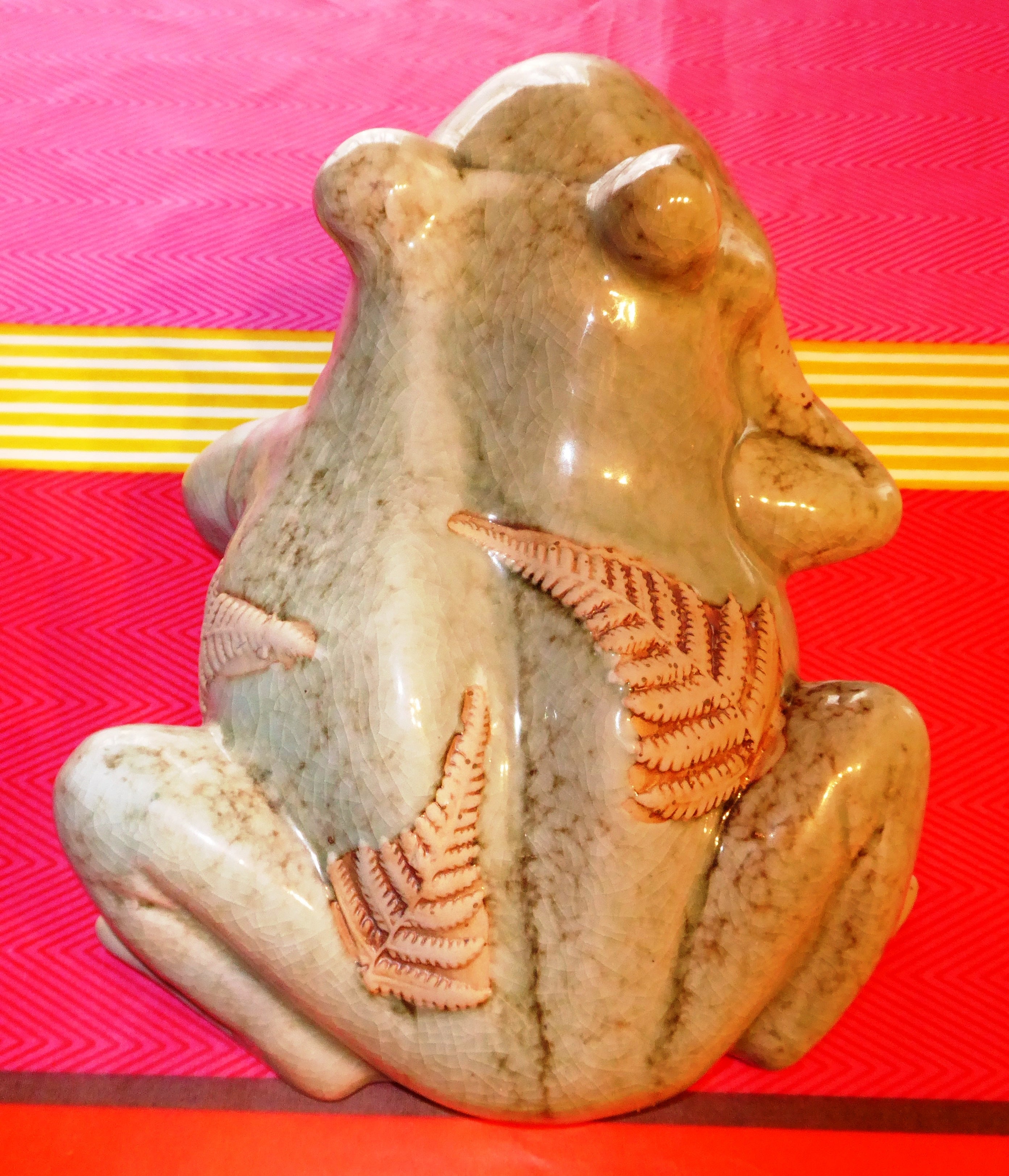 Grosse grenouille en céramique à motifs d'orties