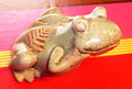 Grosse grenouille en céramique à motifs d'orties