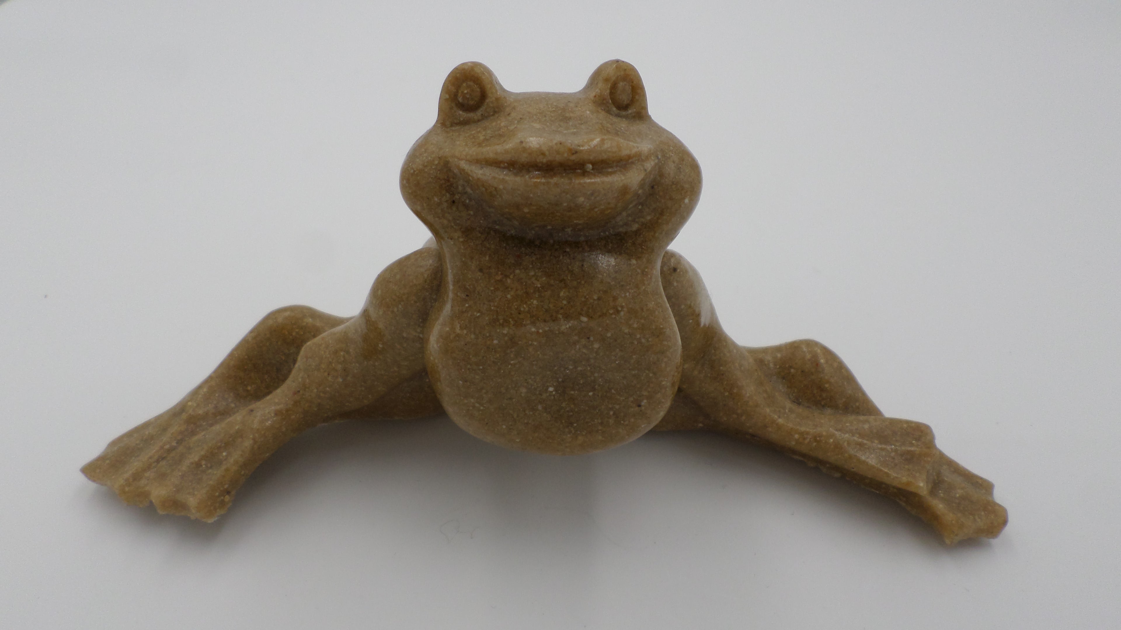 Grenouille en sable vernis