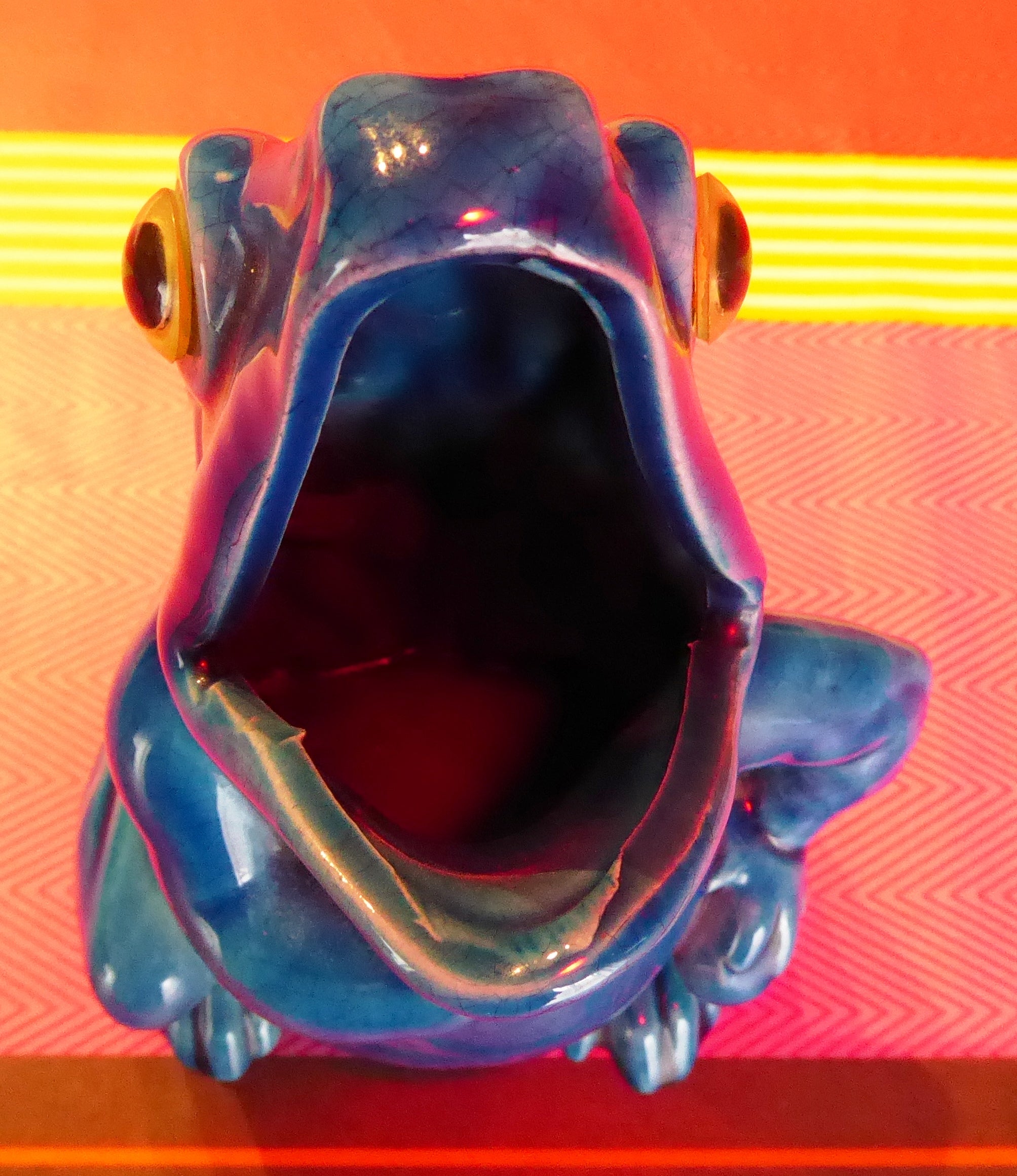 Grenouille en céramique bleu la patte sur le ventre