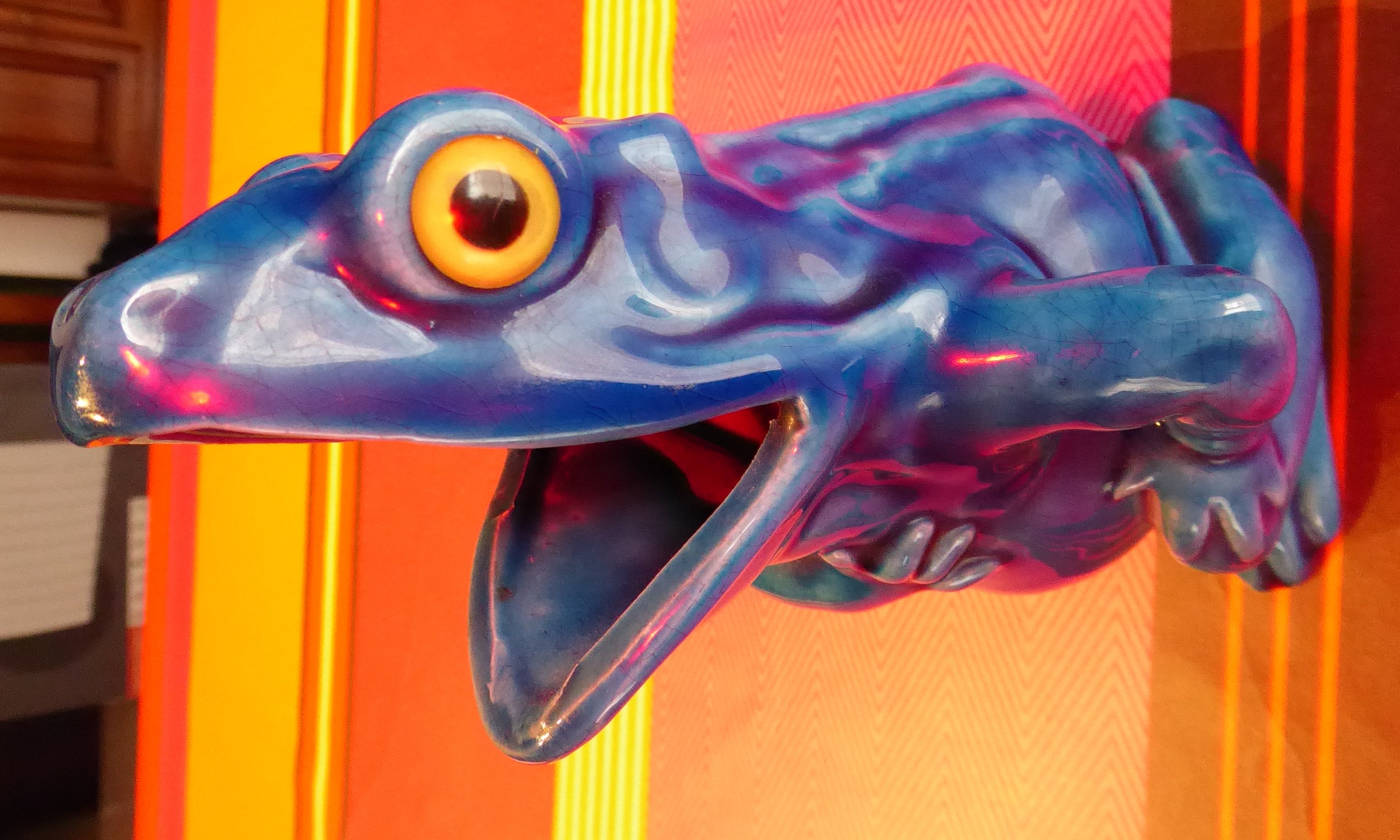 Grenouille en céramique bleu la patte sur le ventre