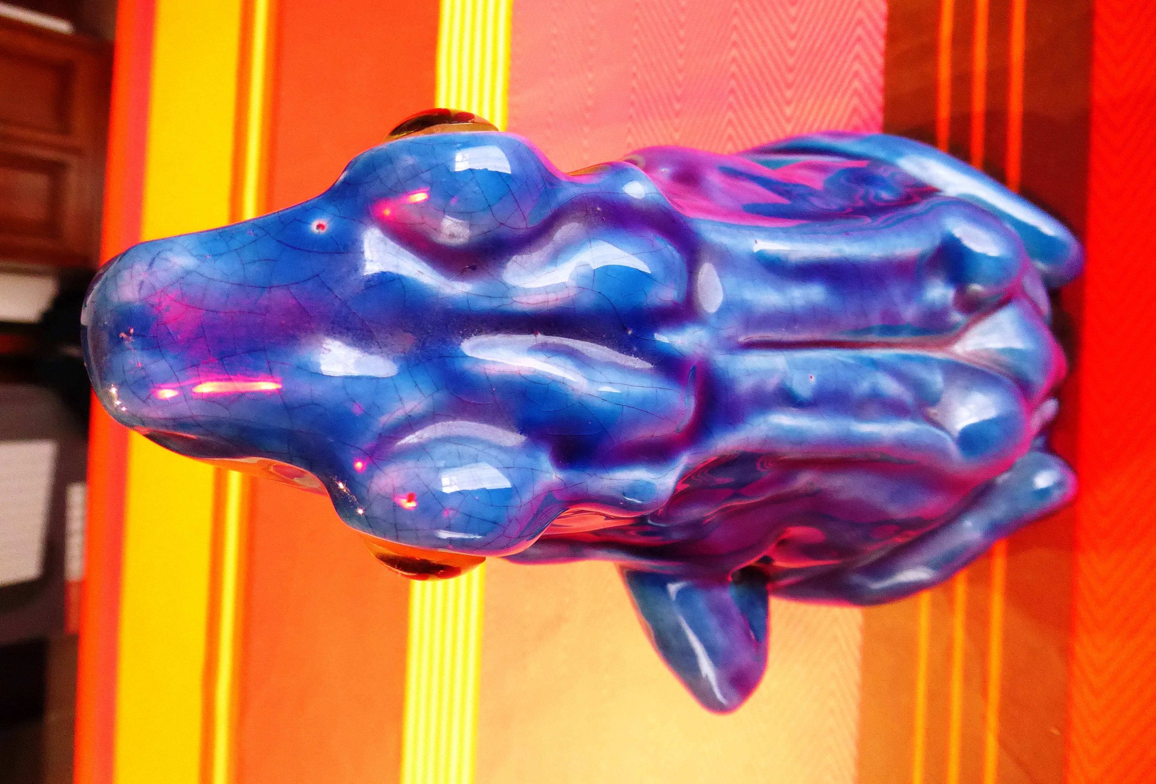 Grenouille en céramique bleu la patte sur le ventre