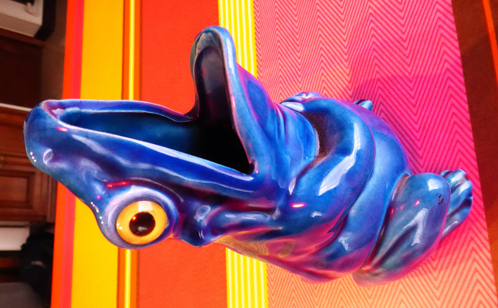 Grenouille en céramique bleu la patte sur le ventre
