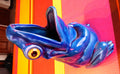 Grenouille en céramique bleu la patte sur le ventre