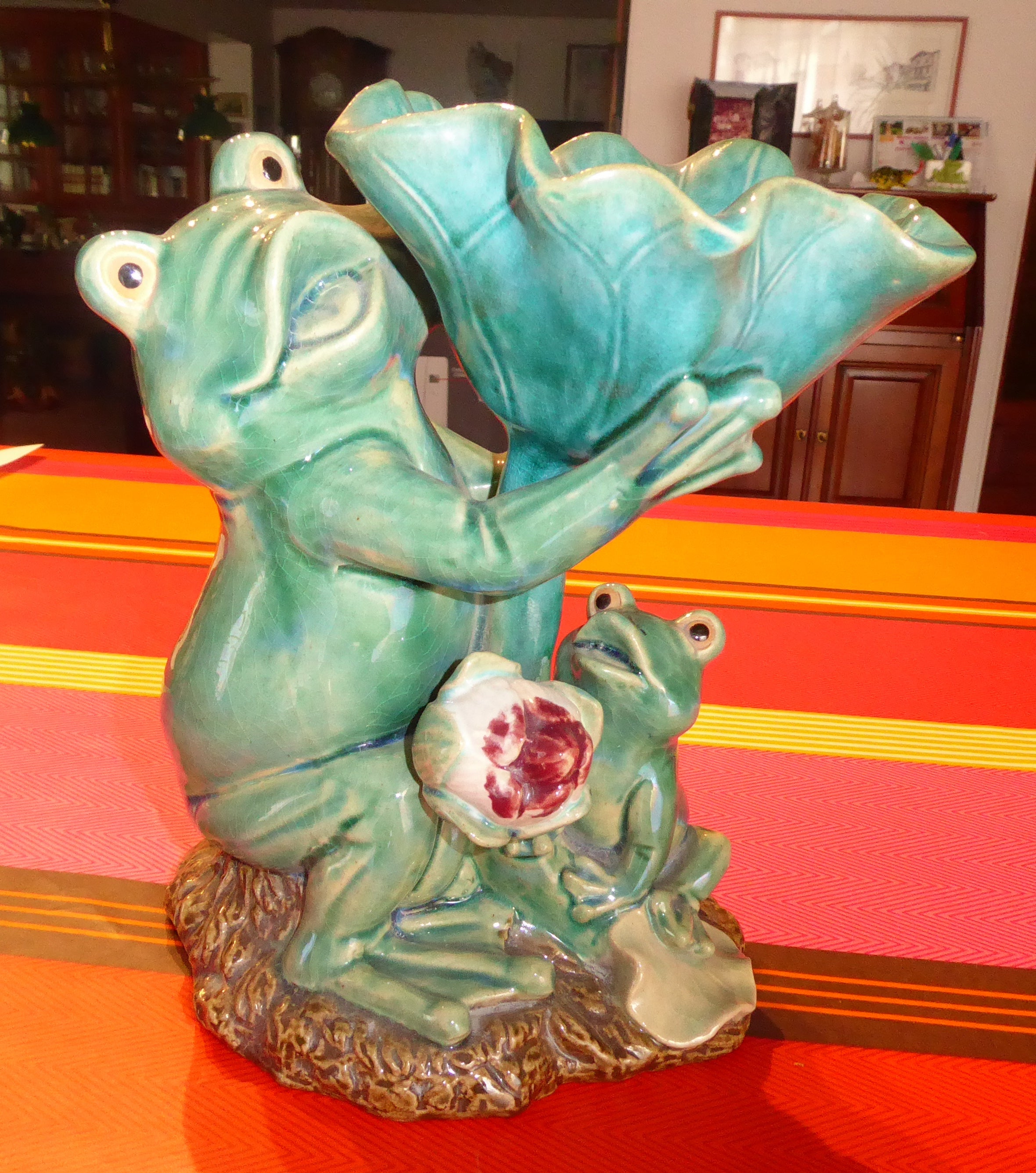 Céramique la grenouille et son bébé montrant une coupe