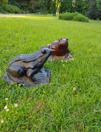 Paire de grenouilles de jardin en fonte "Hommage à Bernard LOISEAU"